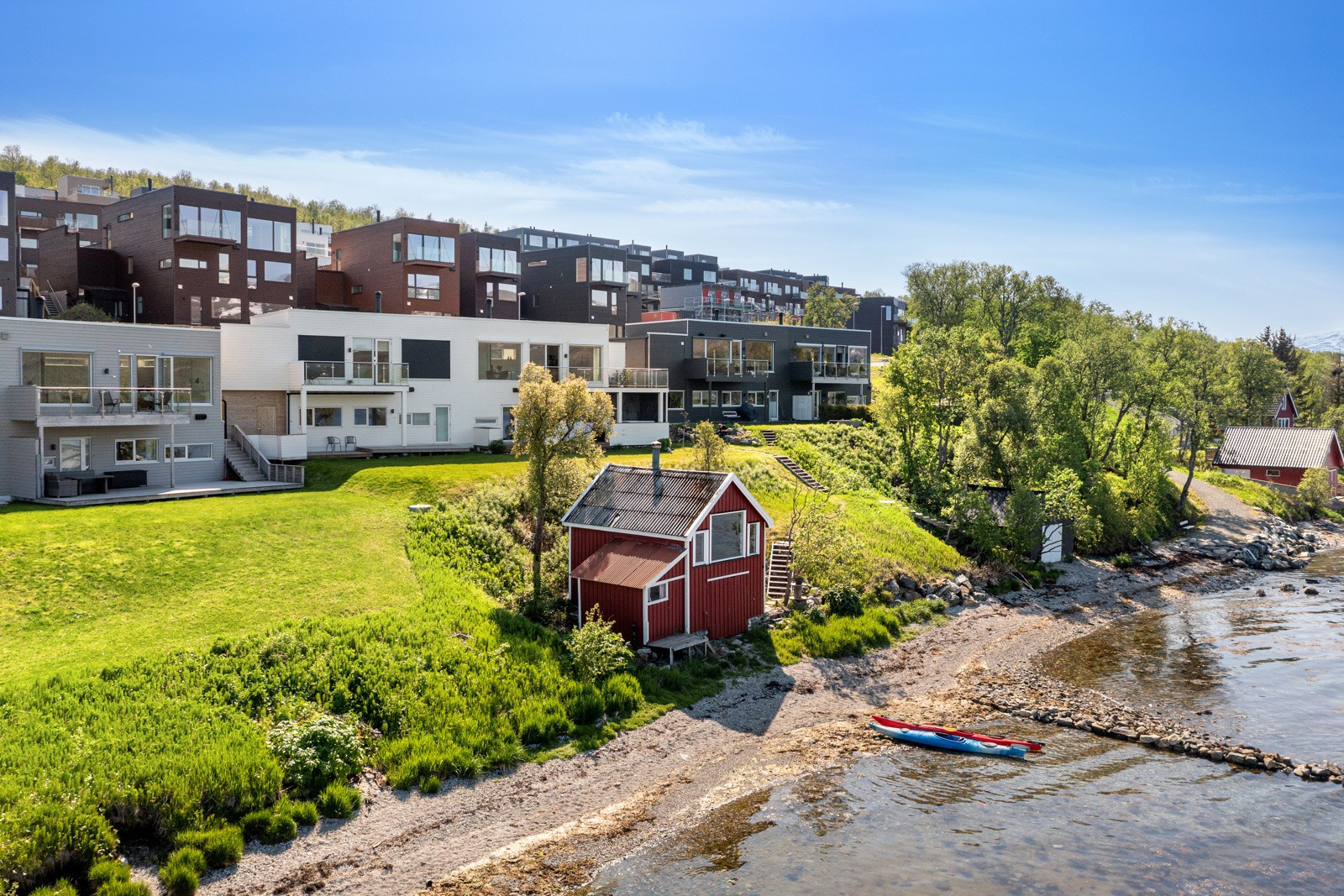 Kun 20 meter fra boligen ligger naustet.