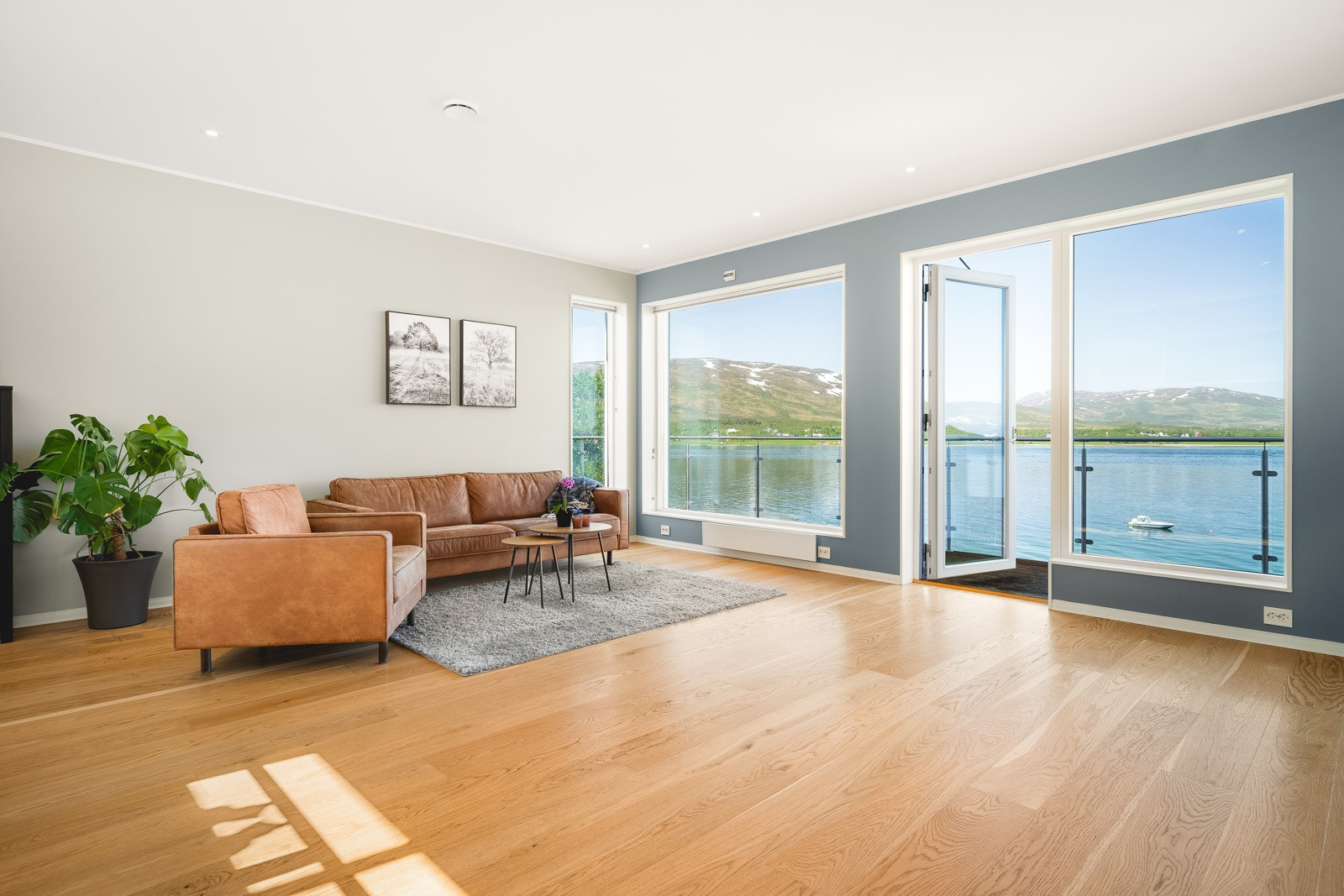 Det er god plass til stor sofa med tilhørende møblement i stuen.