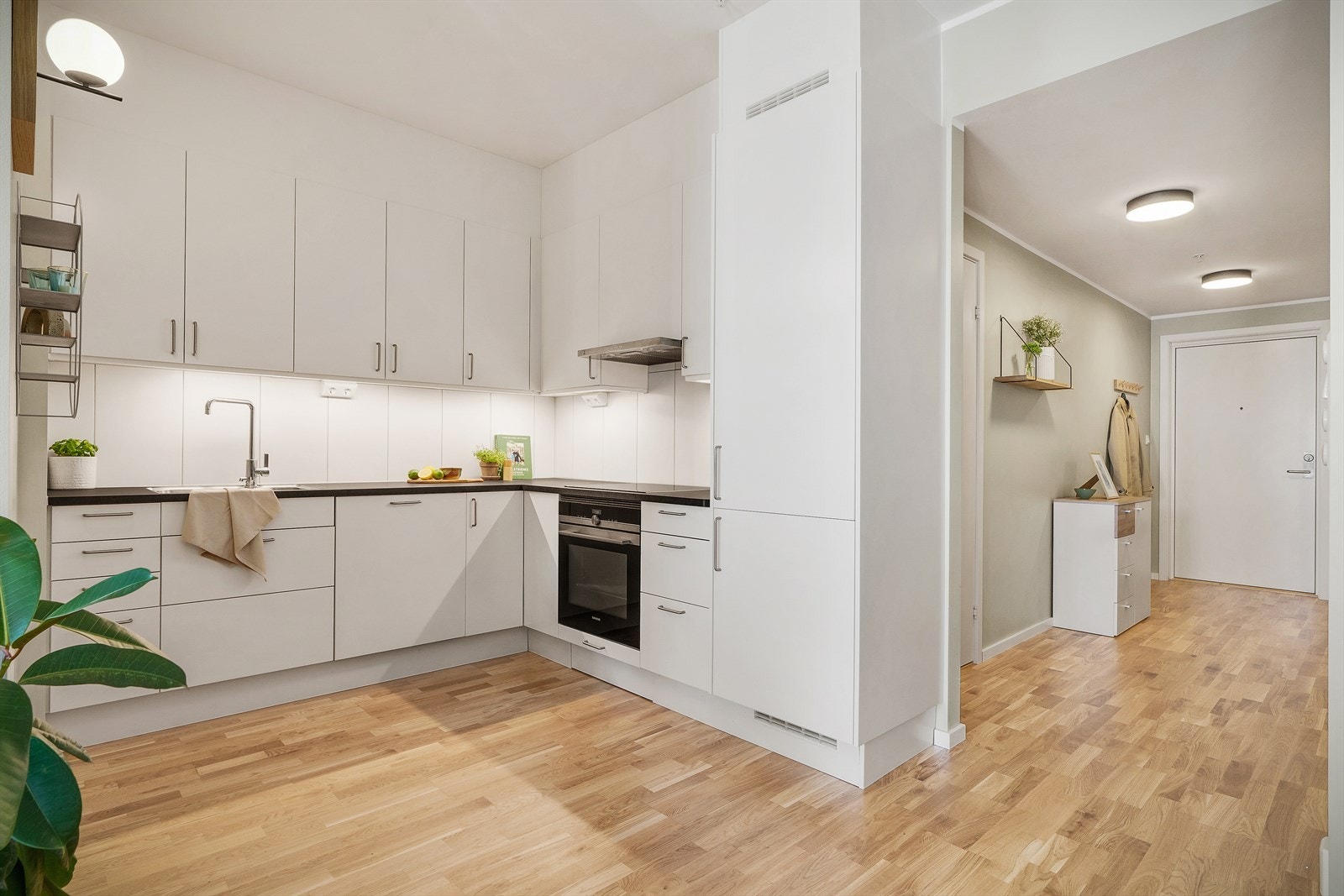 - Kjøkkenet er innredet med kjøl/fryseskap, oppvaskmaskin, komfyr og induksjonstopp. Et godt arbeidskjøkken! - Galleribilde