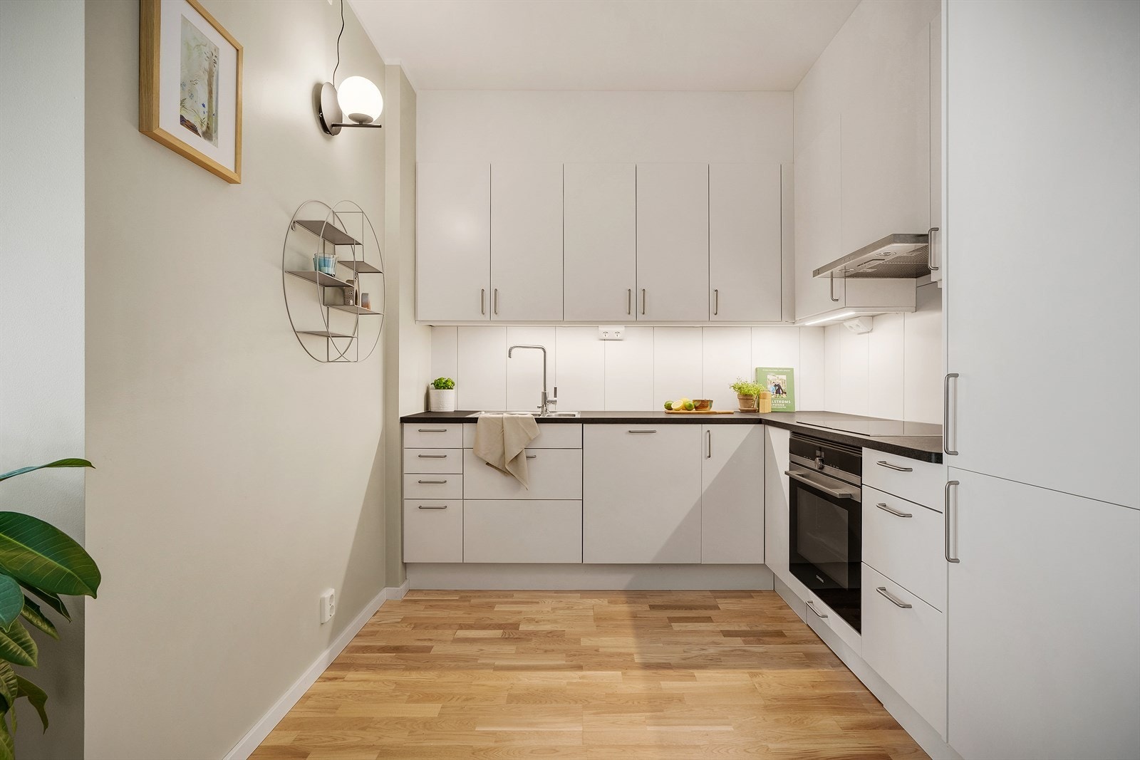 - Moderne kjøkken med glatte kjøkkenfronter fra Marbodal og benkeplate av laminat - Galleribilde