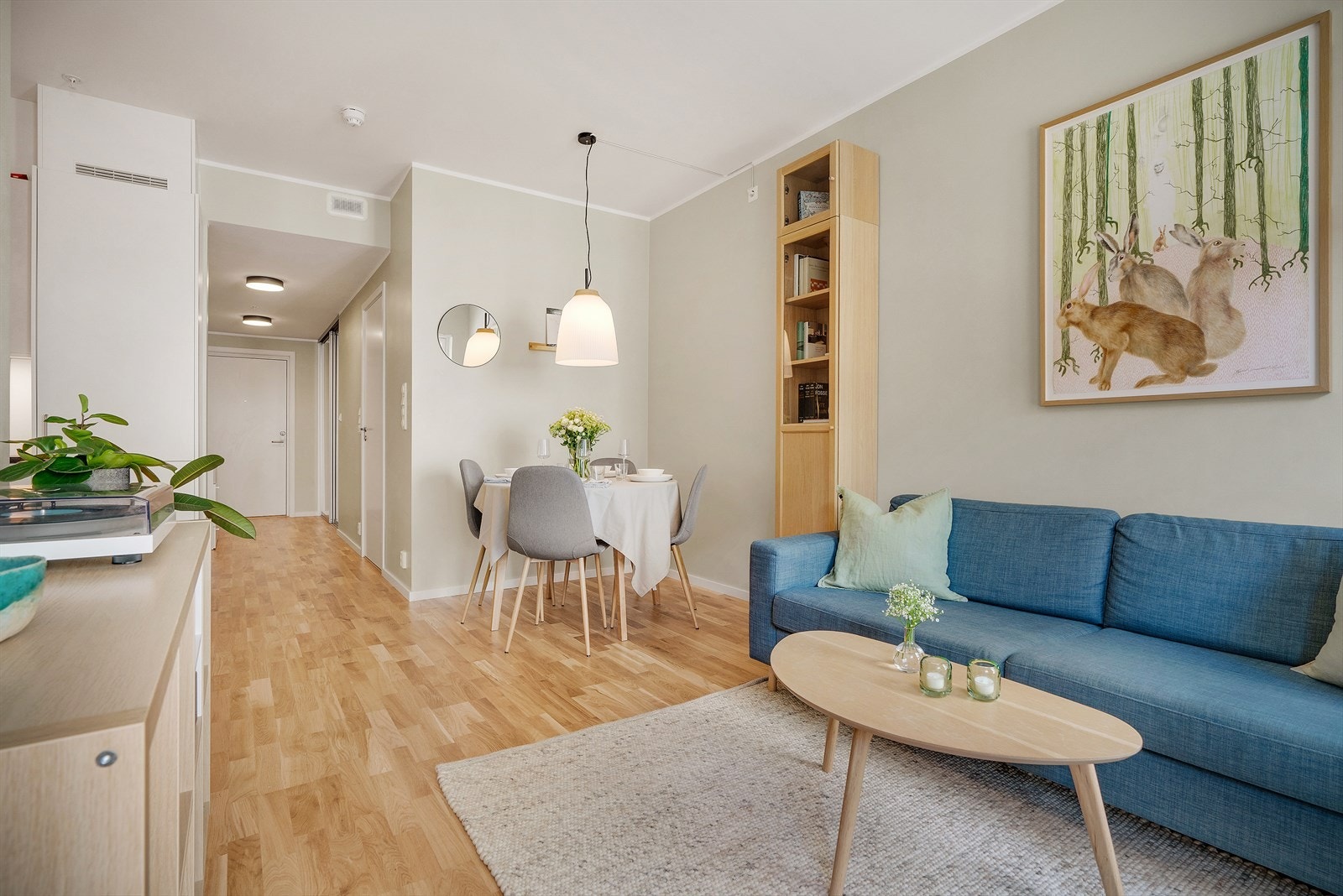 - Stuen/kjøkkenet måler 21 m², en enkel stue å møblere! - Galleribilde