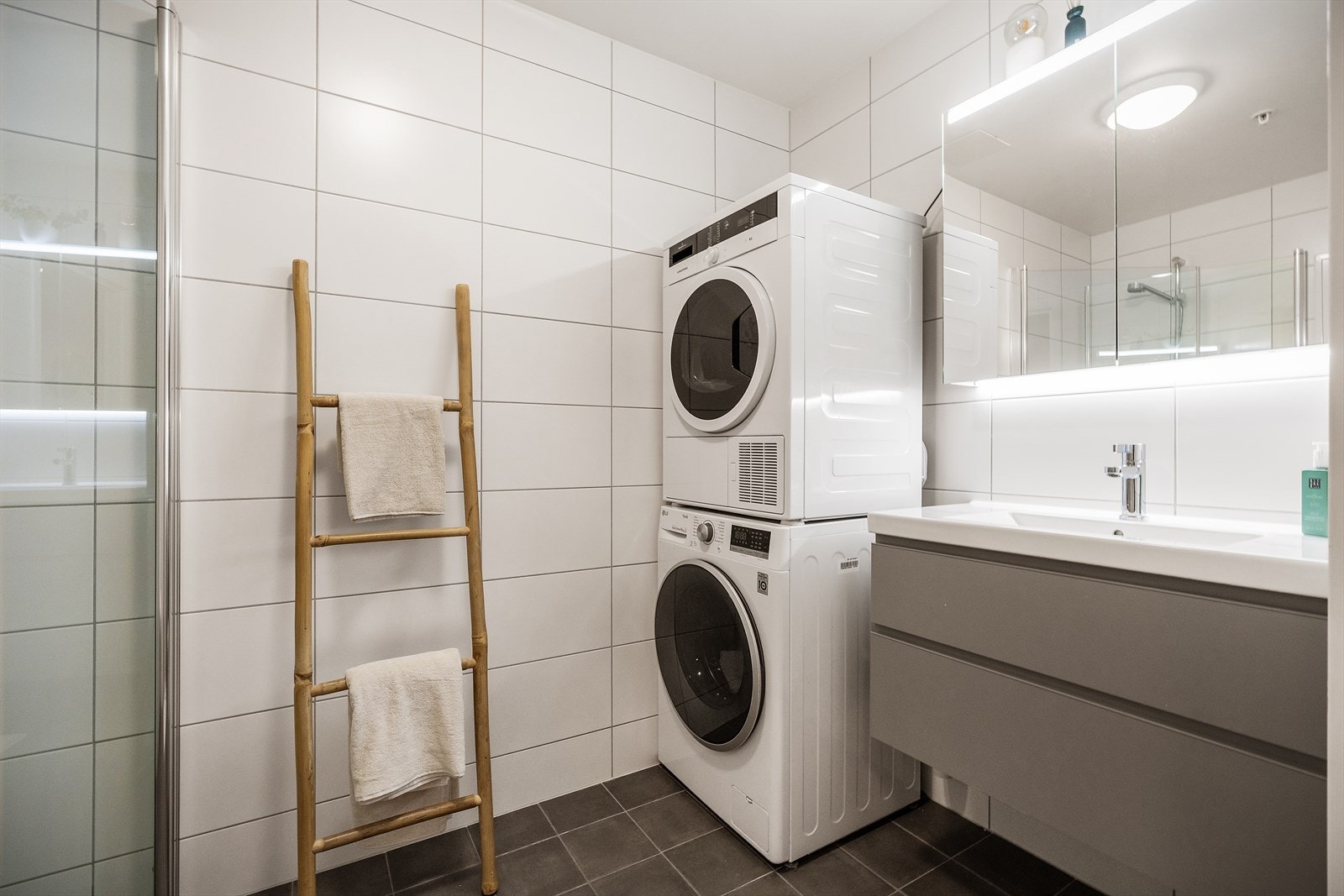 - Lyst og flott helfliset bad med varme i gulv - Galleribilde