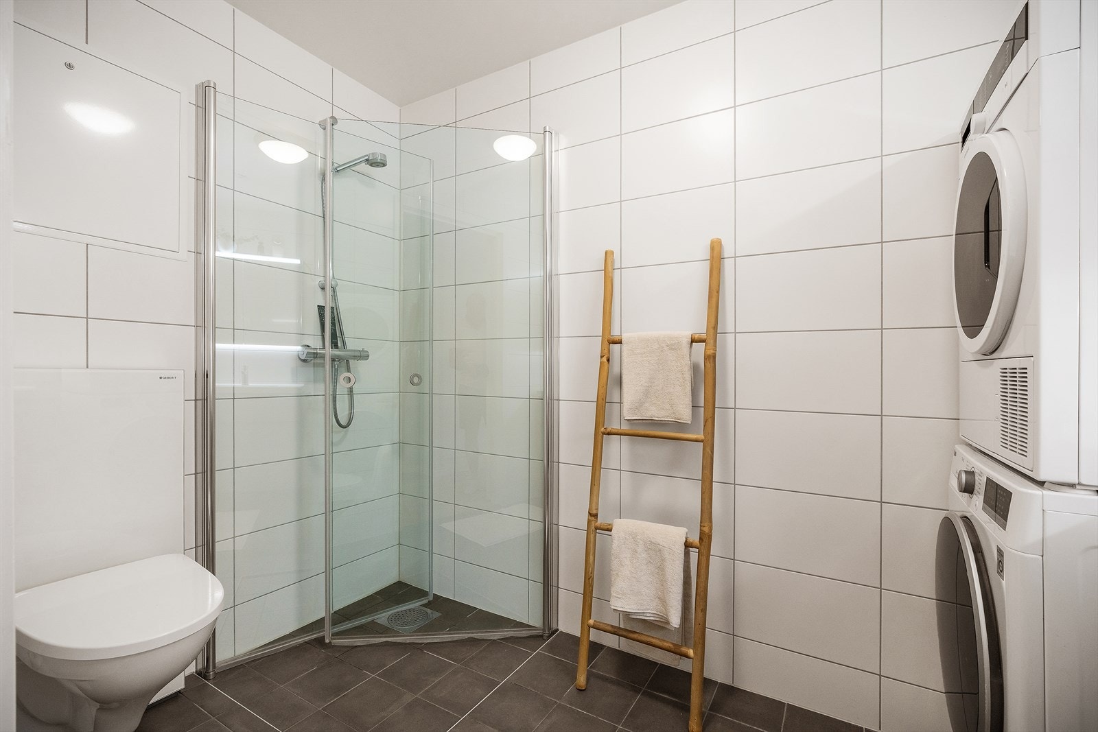 - Badet er innredet med nedfelt servant, veggmontert toalett, dusjvegger/hjørne og opplegg for vaskemaskin - Galleribilde