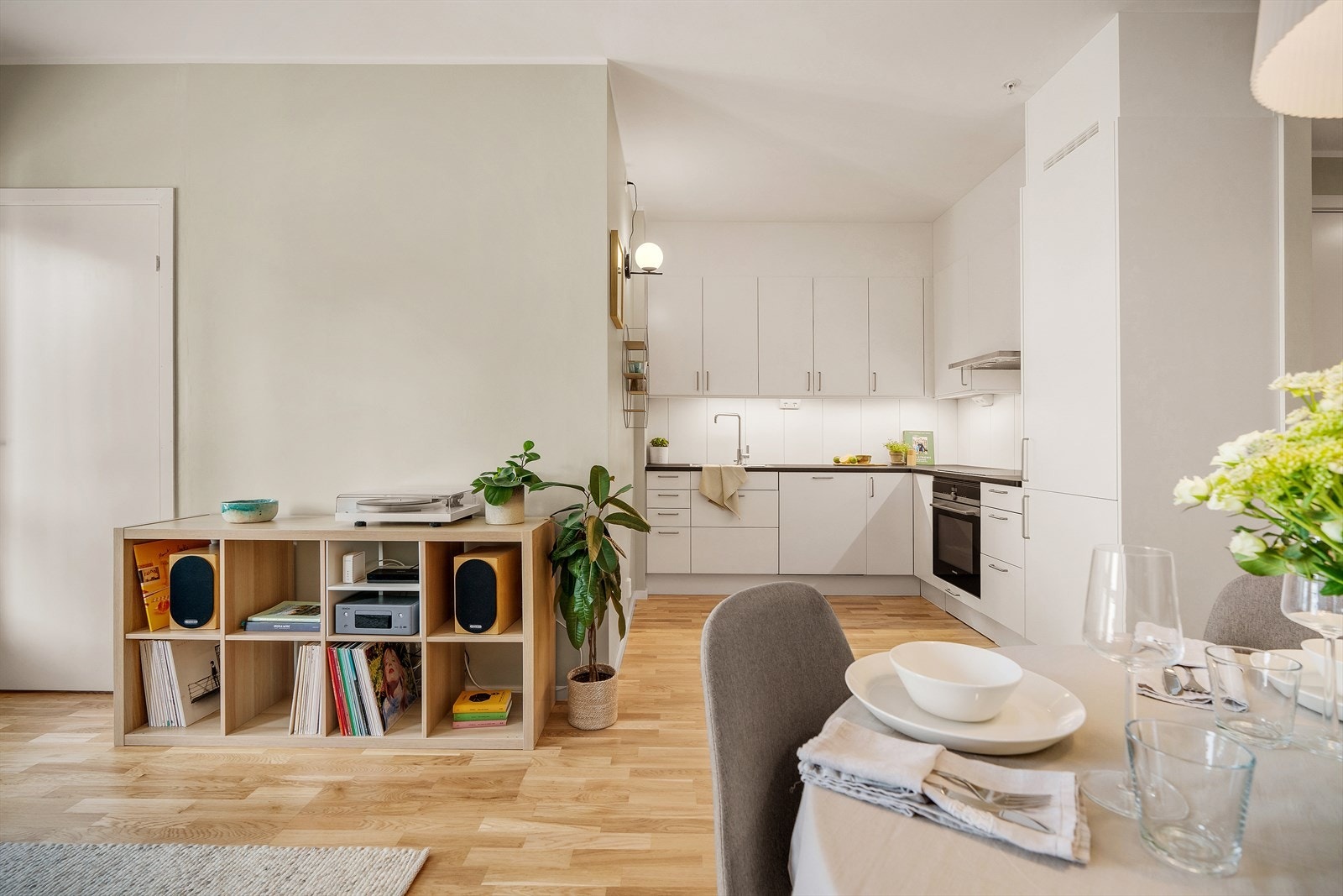 - I stuen har du god plass til sofagruppe med tilhørende medialøsning og spisestuebord, veggen er tilrettelagt for oppheng av TV med veggfeste - Galleribilde