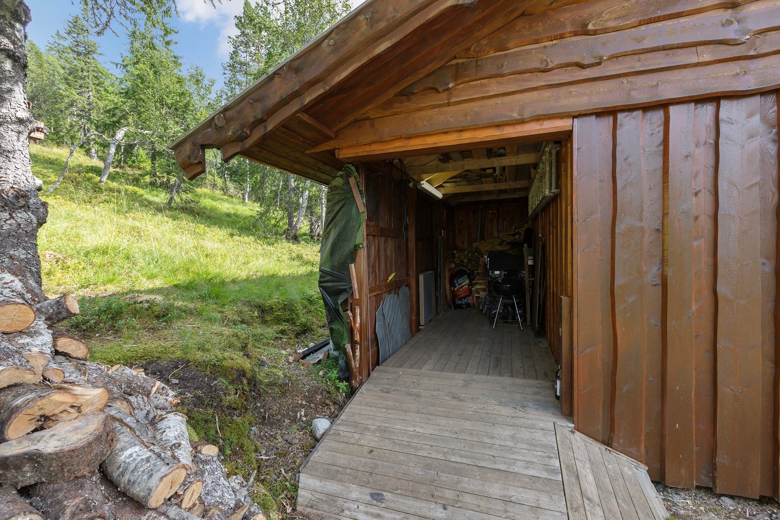 Vedskjul. Galleribilde