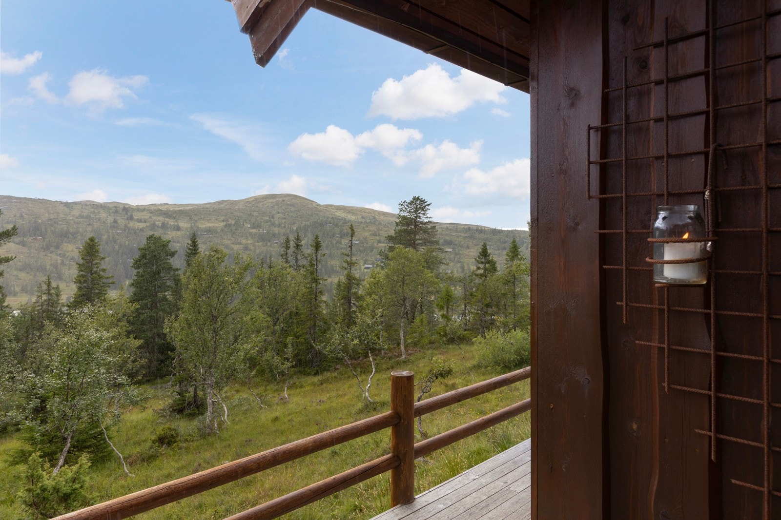 Hytta ligger fint til med sol fra tidlig formiddag til sent på kveld. Galleribilde