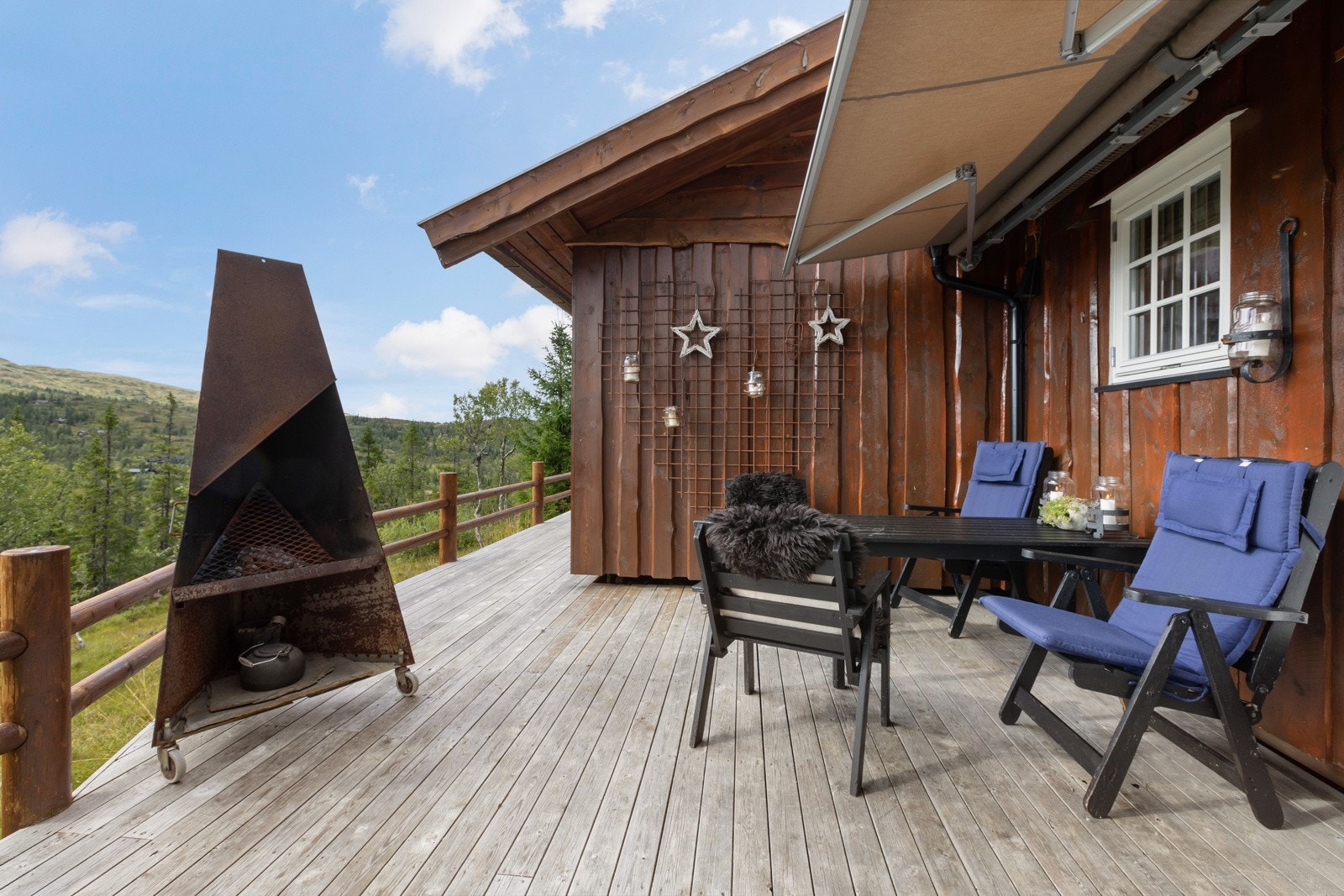 Terrasse med markise. Galleribilde