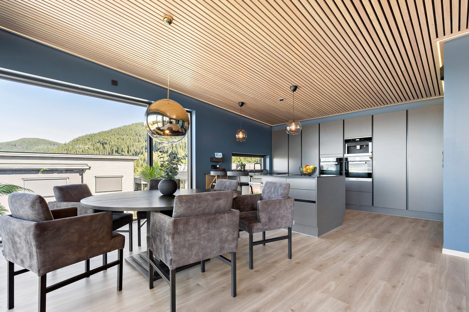 Gjennomgående bruk av 1-stavs laminatgulv med tilhørende listverk Galleribilde