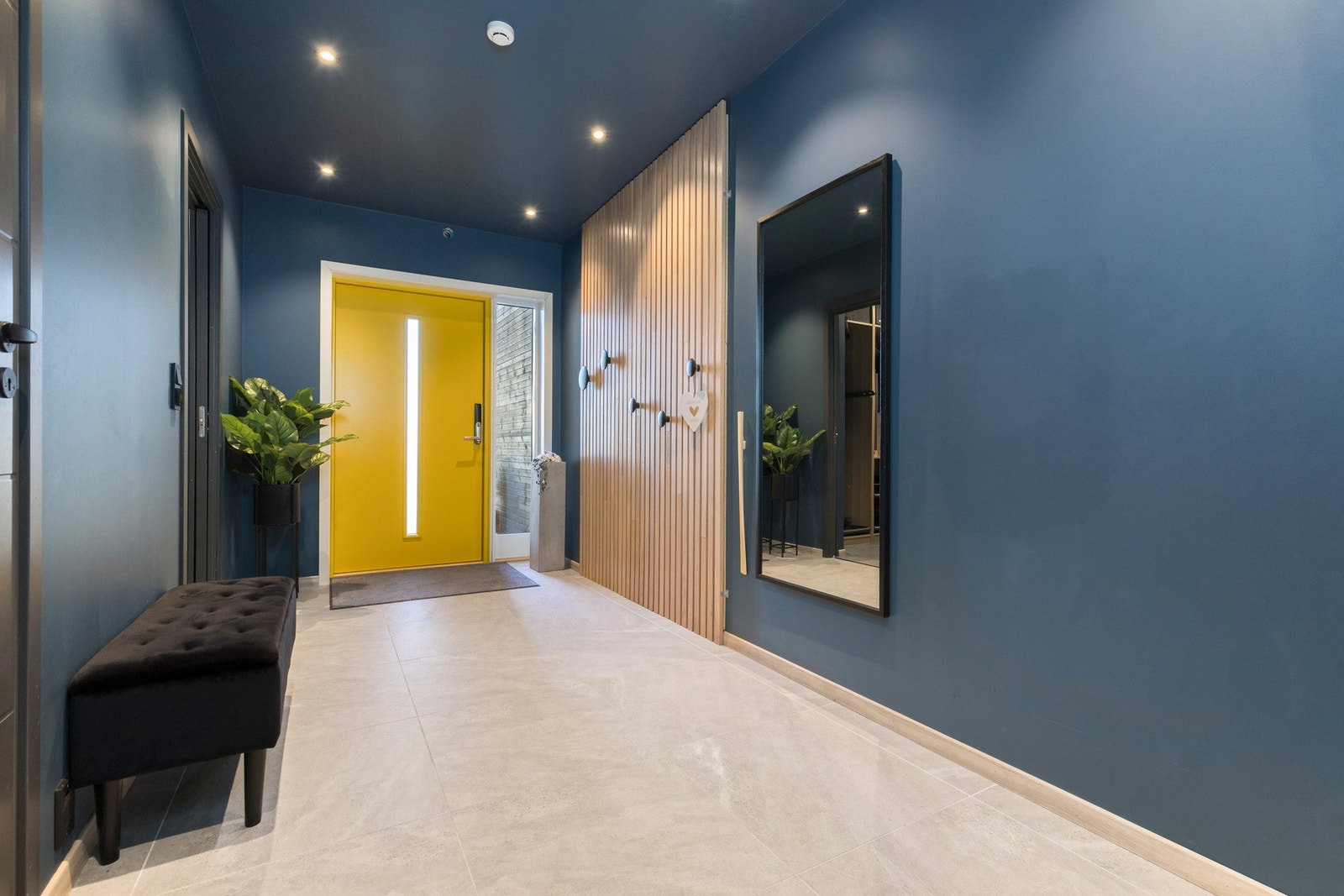 Svært innbydende gang med store flis på gulv Galleribilde