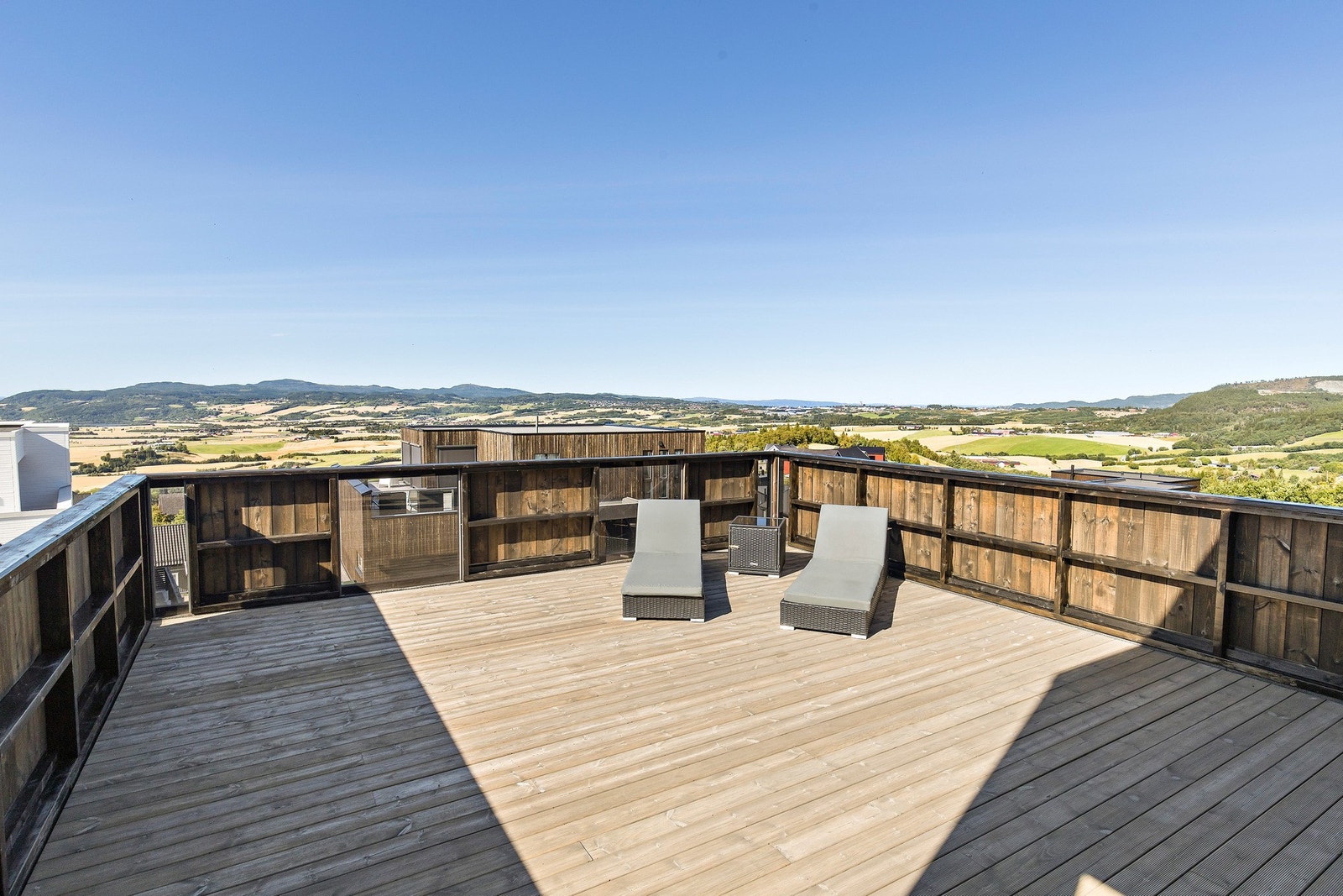 Terrassen er på hele 52 kvm og har enestående utsikt- og solforhold. Her har du sol helt til solnedgang Galleribilde