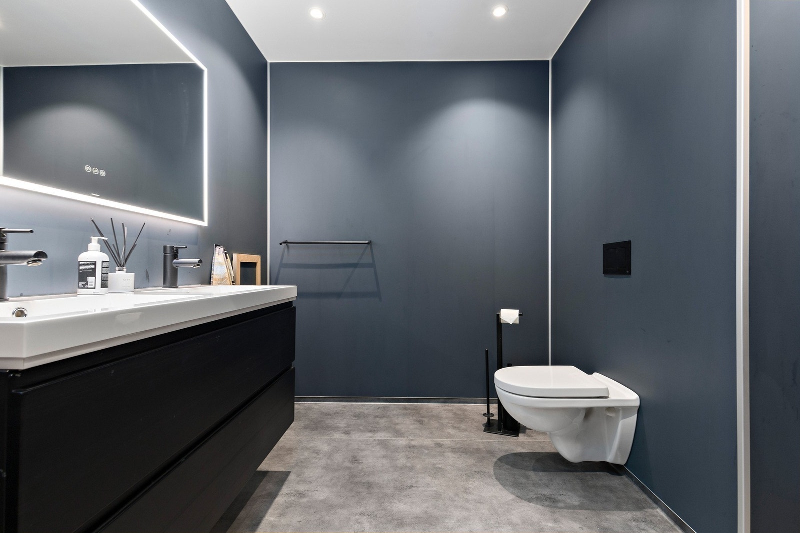 Det andre badet av god størrelse og har innredning med dobbbelvask og regndusj Galleribilde