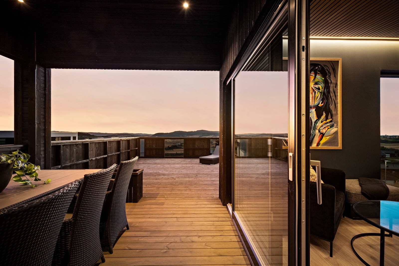 Fra stua har du utgang til en spektakulær takterrasse Galleribilde