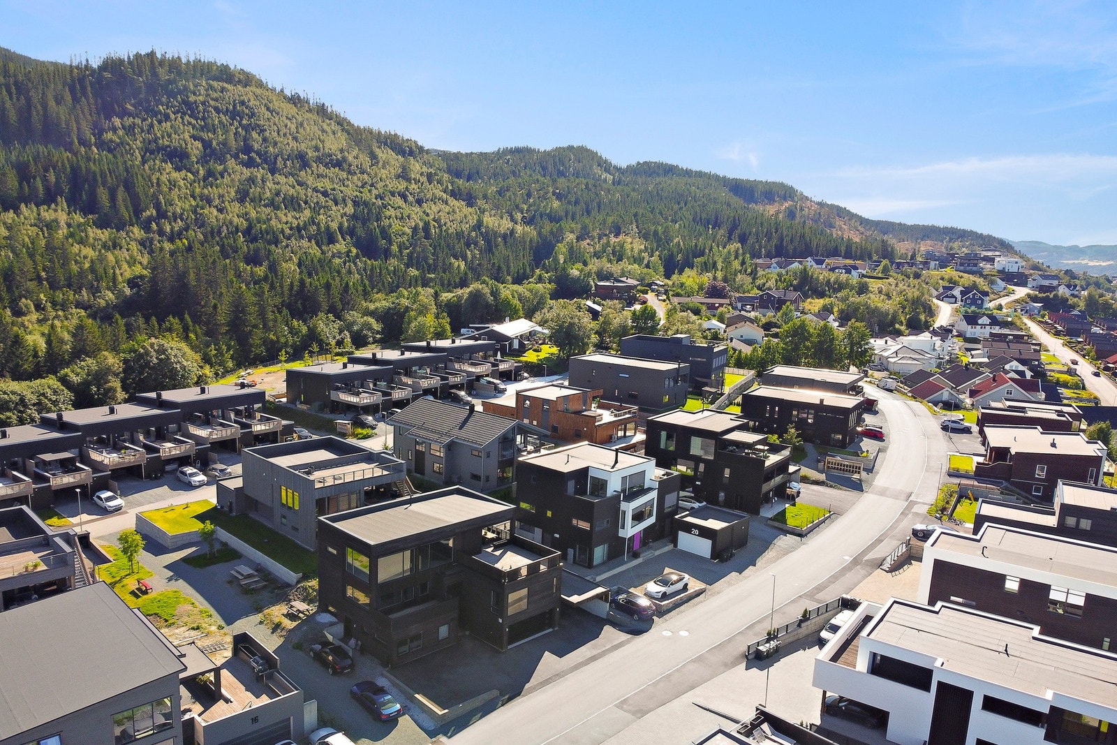 Løvsethaugen er et nyetablert boligfelt bestående av familieboliger. Kort vei til Løvset barnehage og bussholdeplass. Umiddelbar nærhet til Vassfjellets fantastiske turløyper Galleribilde