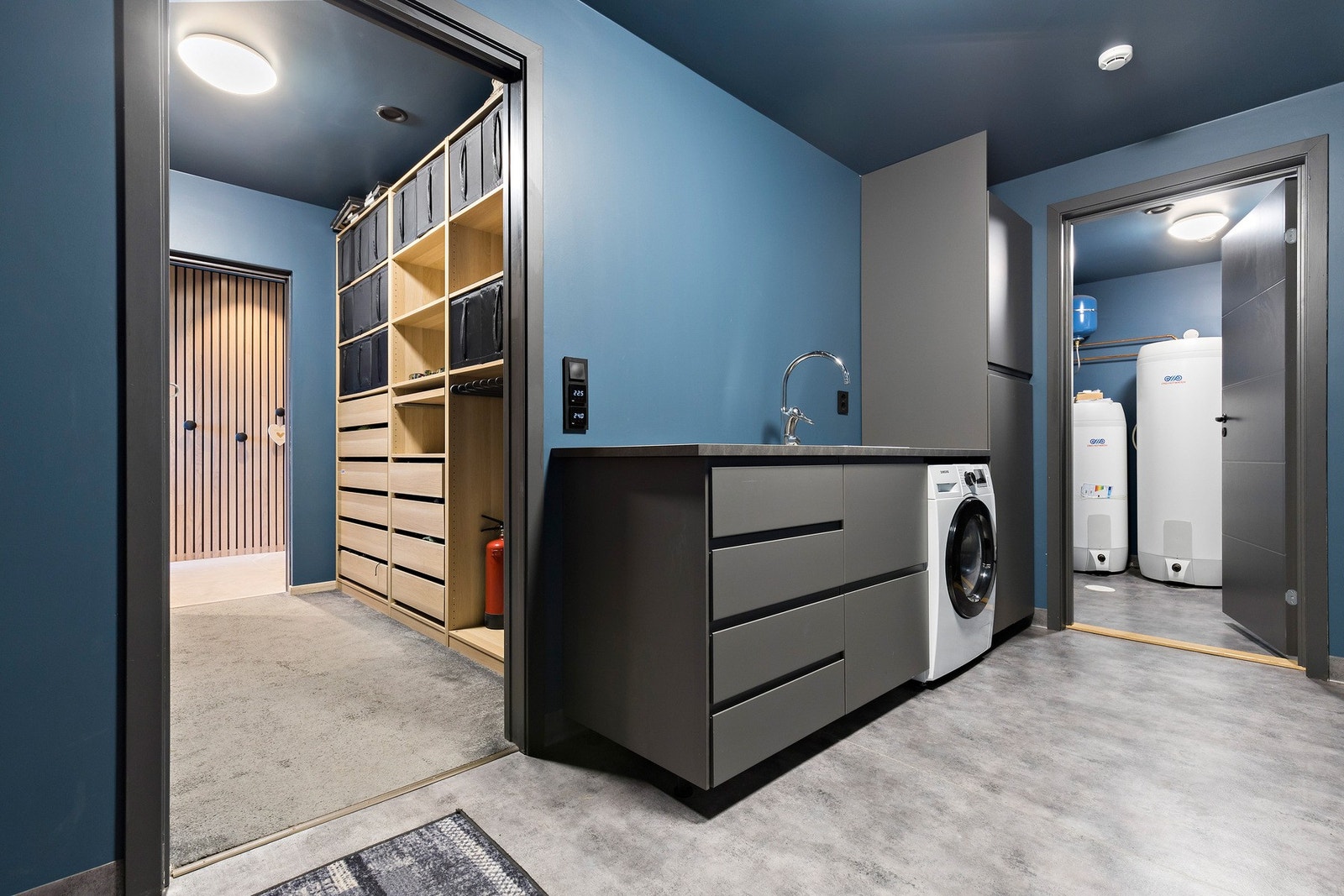 Vaskerom med god oppbevaringsplass og vask Galleribilde