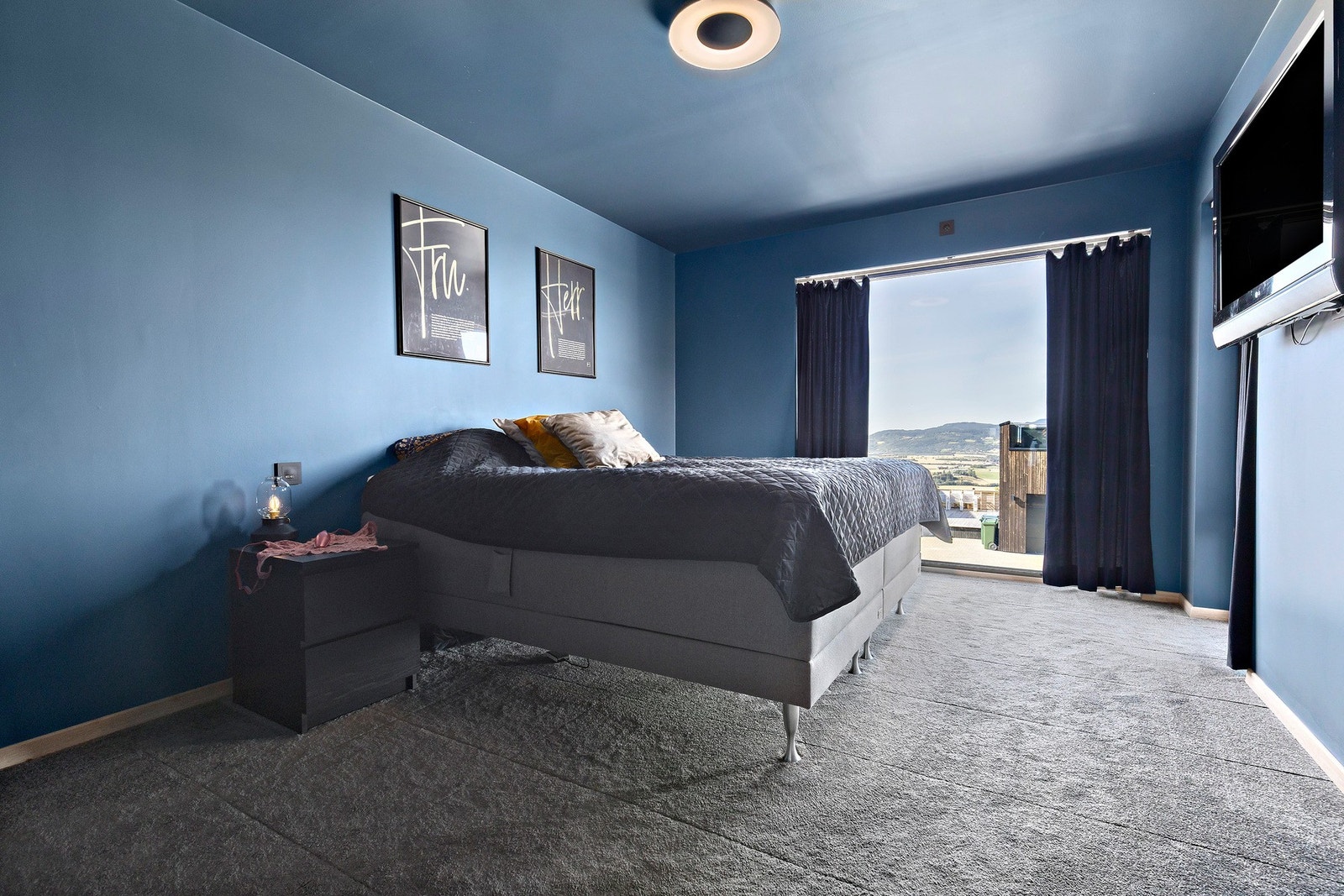 Hovedsoverommet er på hele 14 kvm og har behagelig teppe på gulv. Galleribilde