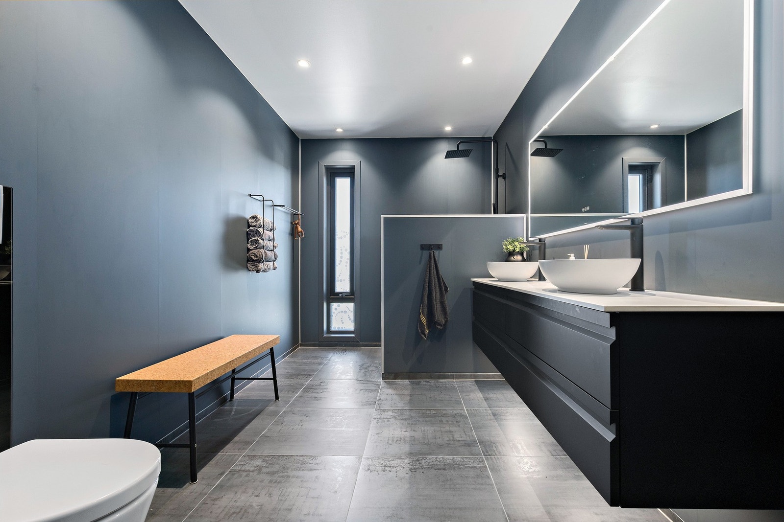 Lekkert bad med tilknytning til hovedsoverommet. Her har du stor innredning med to vasker, samt en herlig regndusj Galleribilde