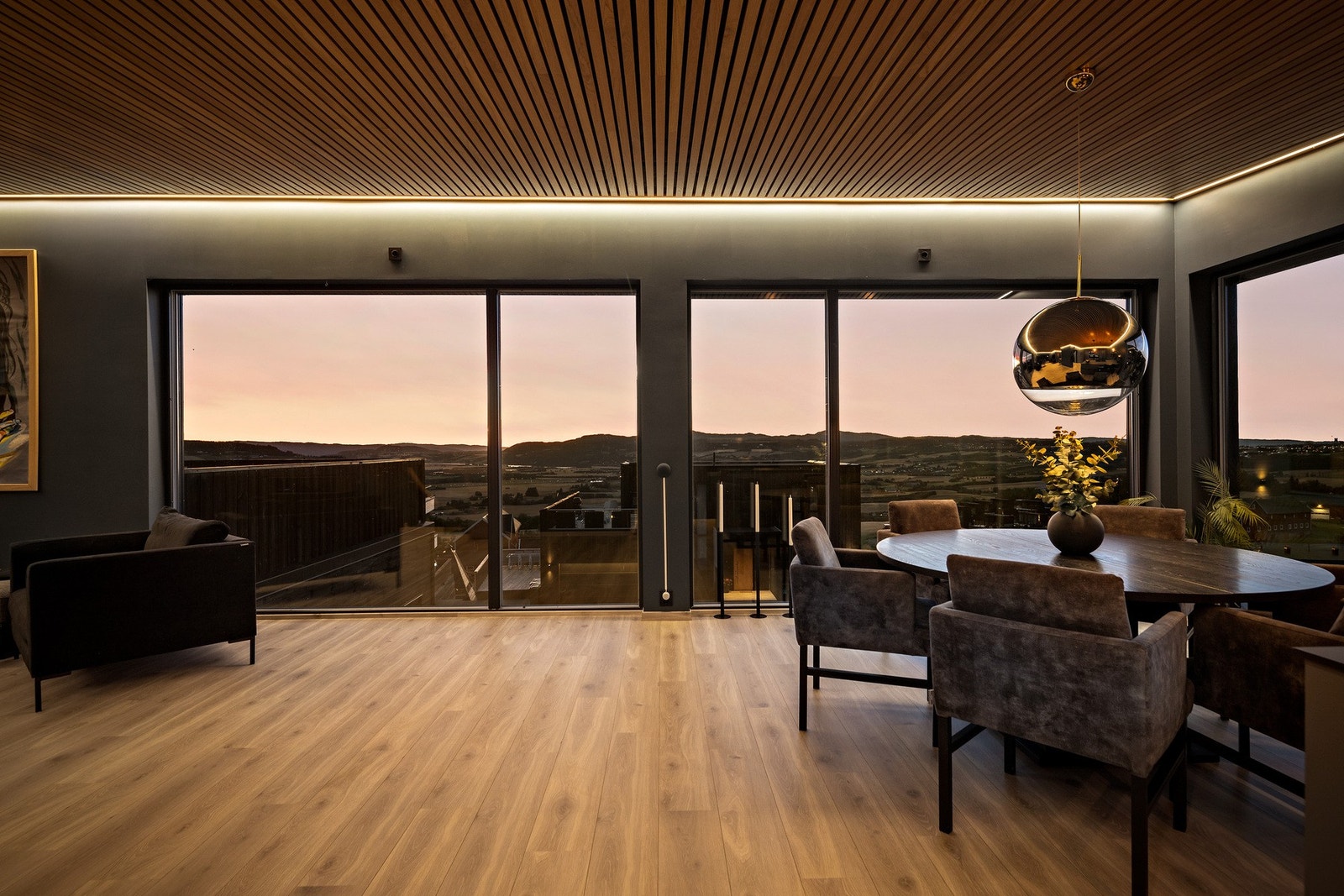 Fra stua nyter du en fantastisk utsikt fra de store vindusflatene. Vinduene har zipscreens for solskjerming. Galleribilde