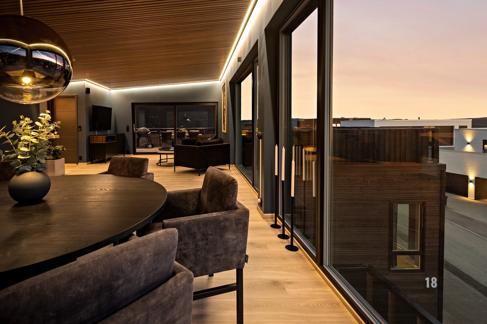 Hele stue/kjøkken har nydelig tak med eikespiler med LED-belysning rundt hele taket Galleribilde