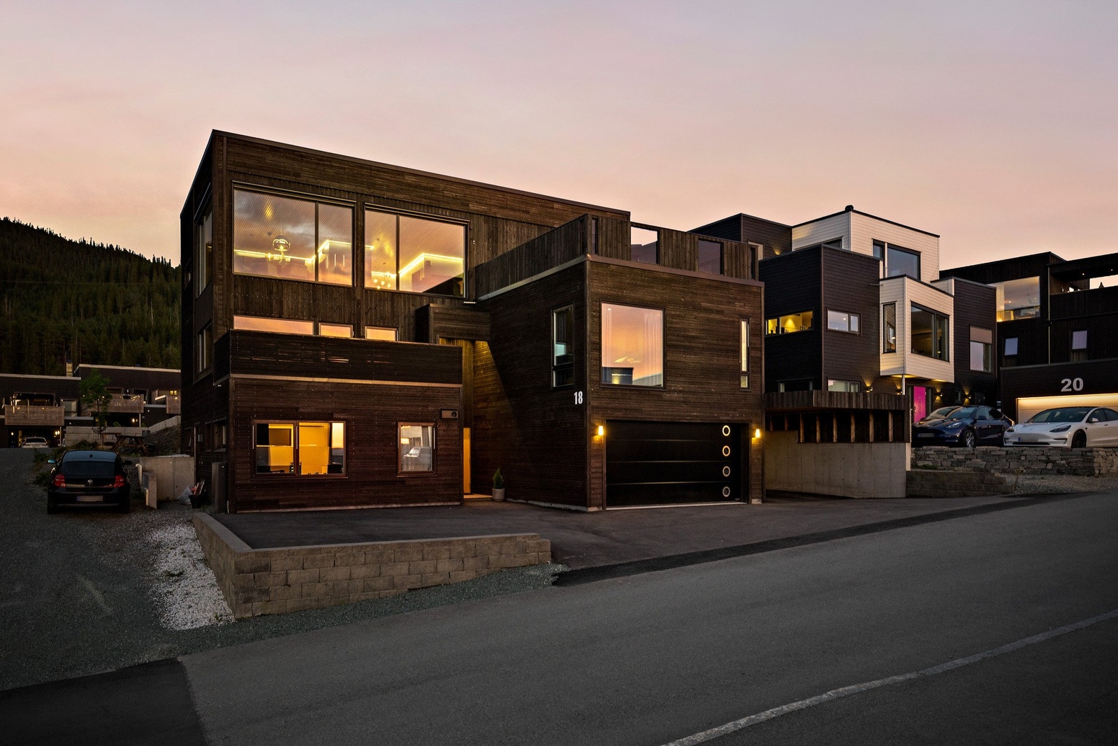 Gode parkeringsmuligheter i både garasje, carport og asfaltert gårdsplass. Egen parkering for utleiedelen. Galleribilde