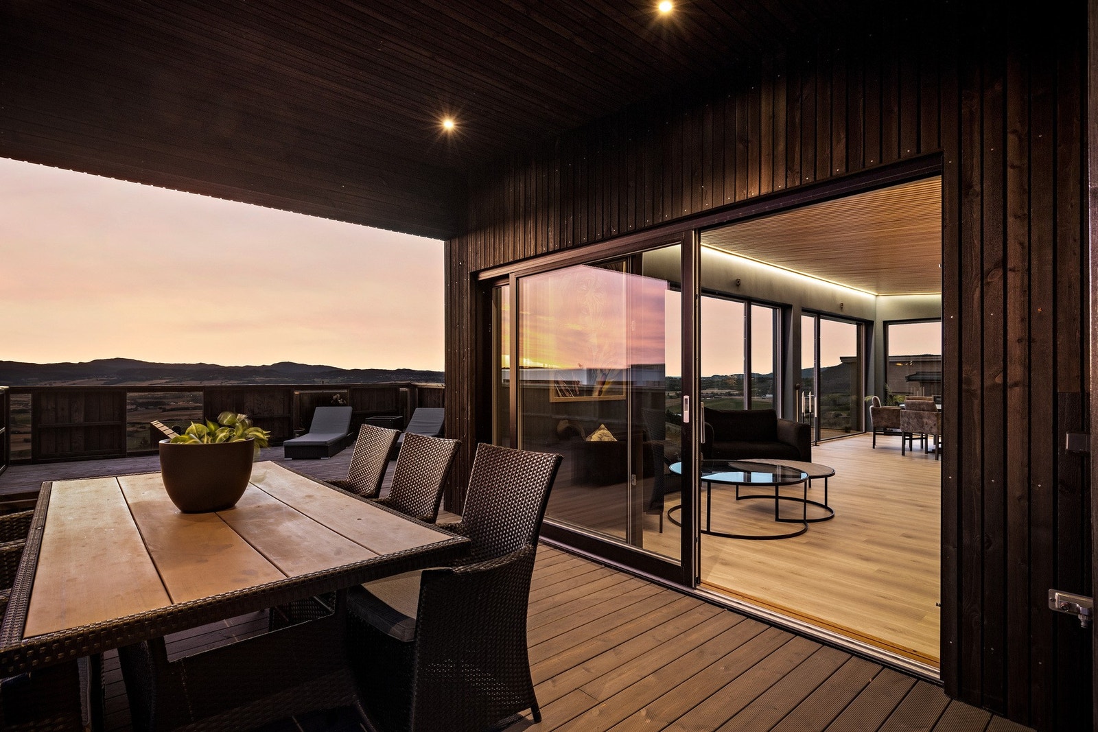 Deler av terrassen er overbygd. Her er det eget vannuttak for f.eks basseng Galleribilde