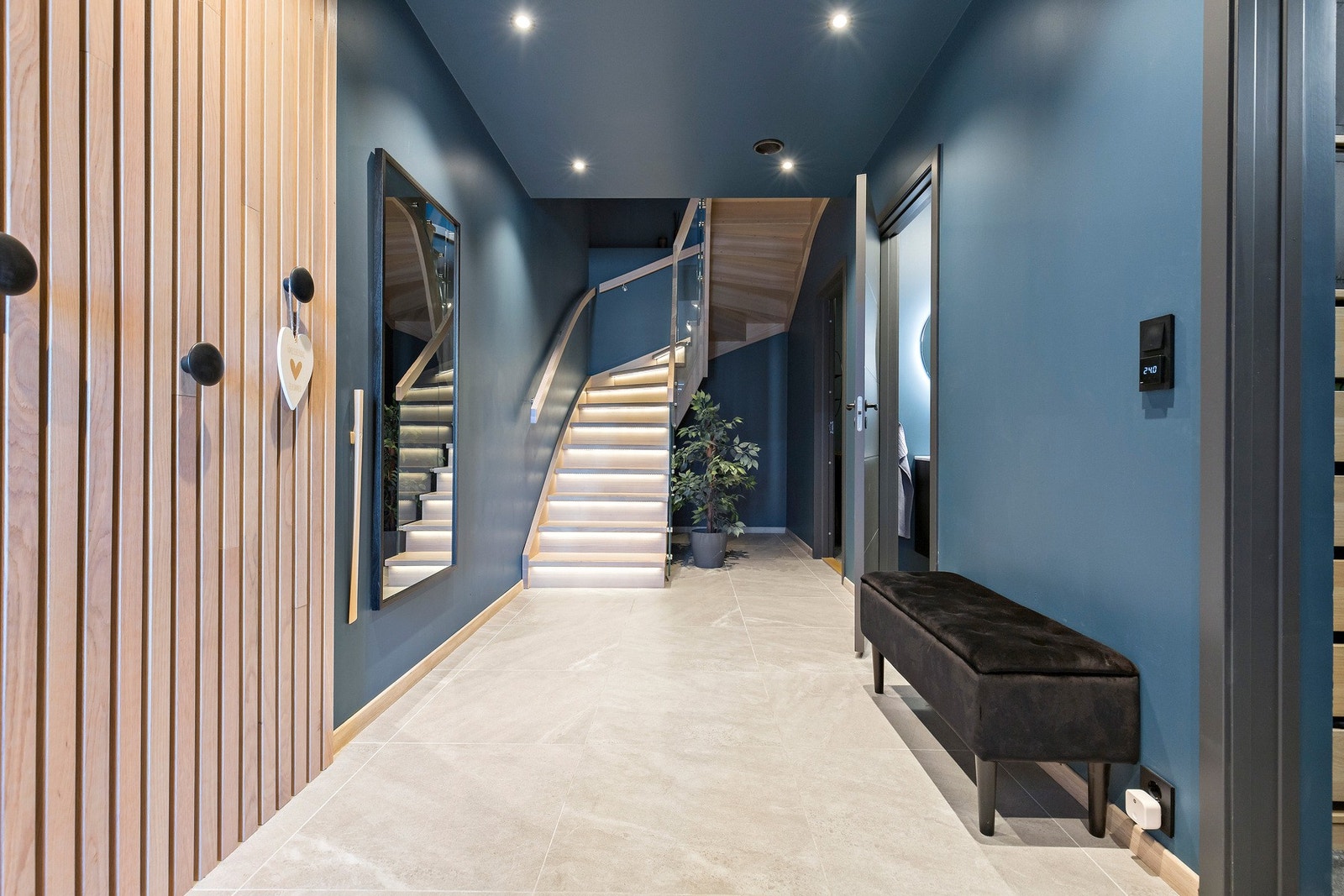 Gjennomtenkte løsninger med toalettrom og eget garderoberom tilknyttet gangen Galleribilde