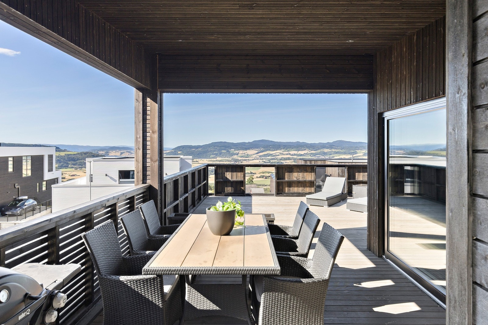 God plass til stor spisegruppe. Her har du også en redskapsbod på ca 3 kvm som du kan ha f.eks grill eller hageputer i Galleribilde