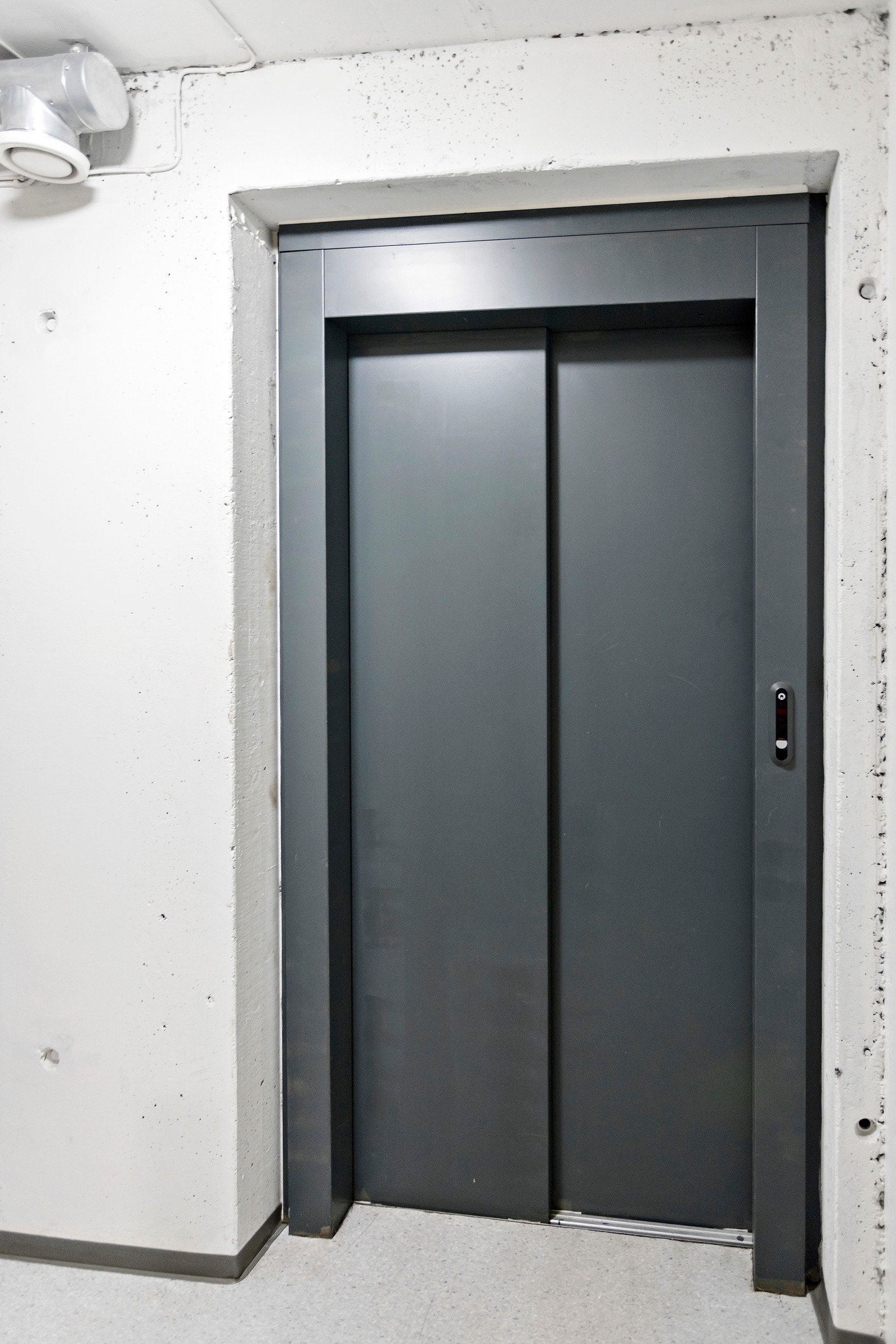 Heis ned til garasjeanlegget. Galleribilde