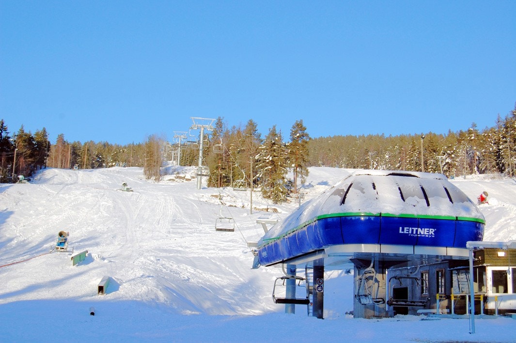 Skimore skisenter ligger i enden av Bolstadhagen. Her kan du kjøre ski på vinterstid, og sykle og klatre på sommertid Galleribilde