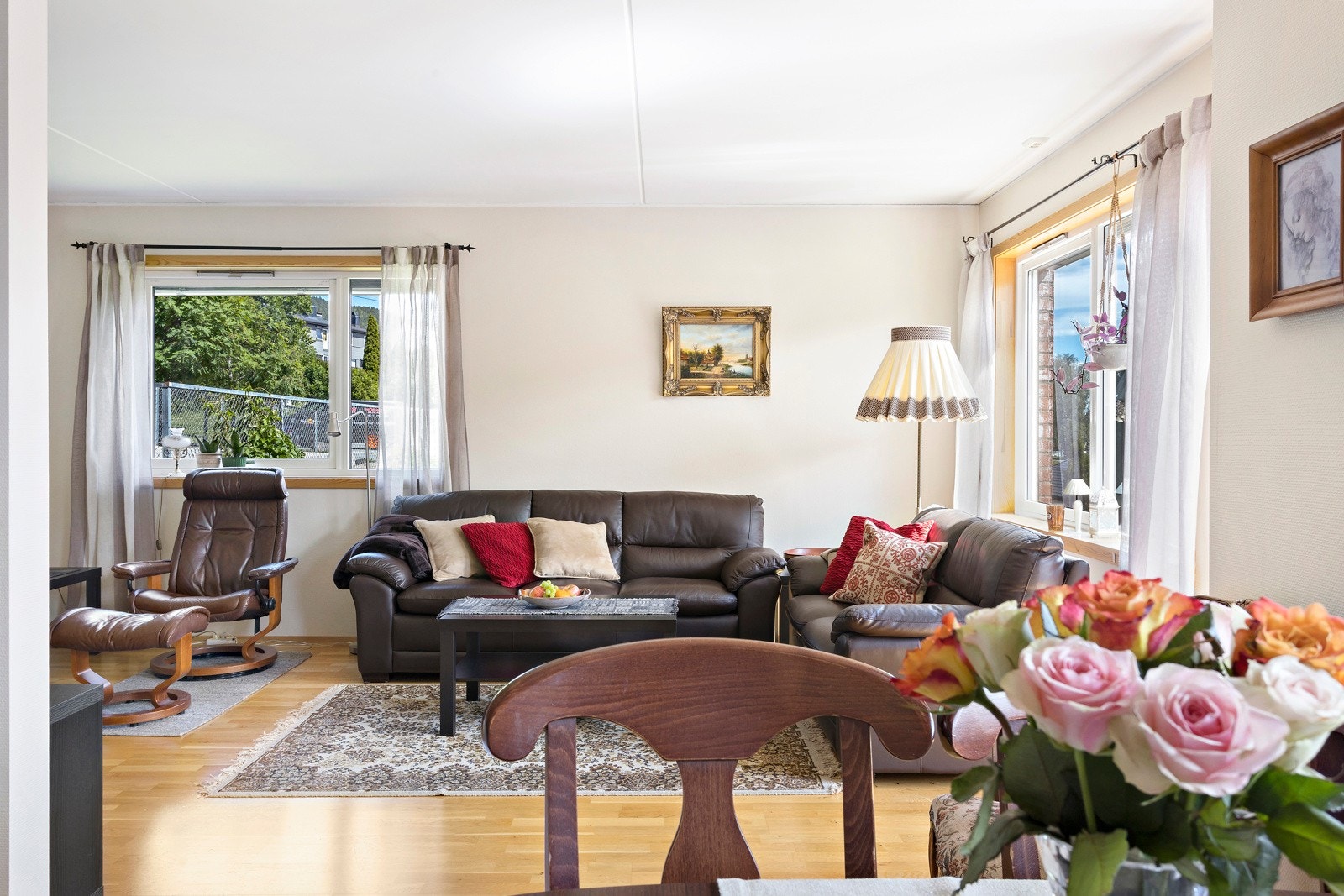 I stuen har du god plass til stor sofa med tilhørende møblement og pyntegjenstander Galleribilde