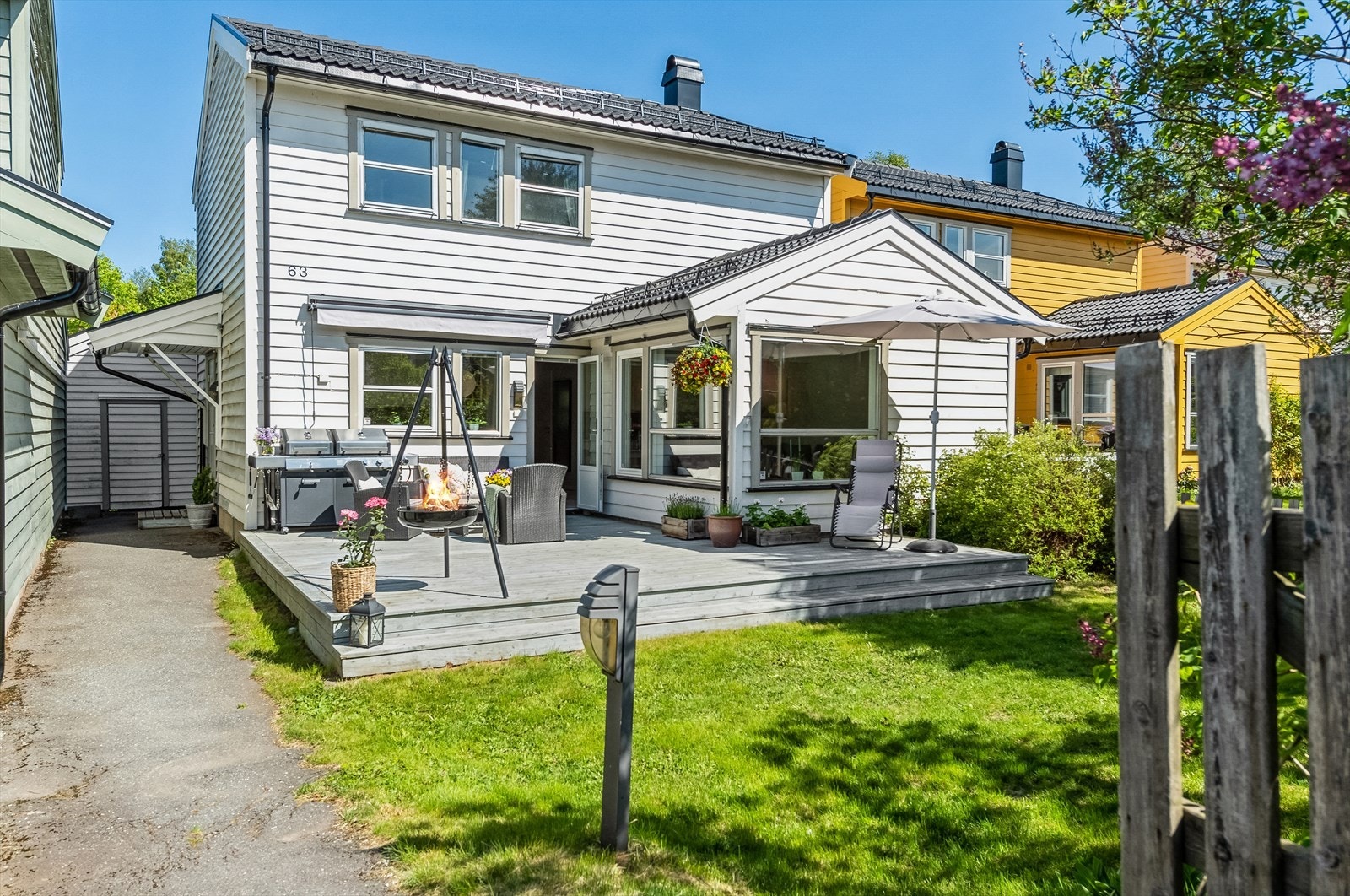 Utebod ved inngangsparti med god plass til oppbevaring. Hage på baksiden av boligen. Galleribilde
