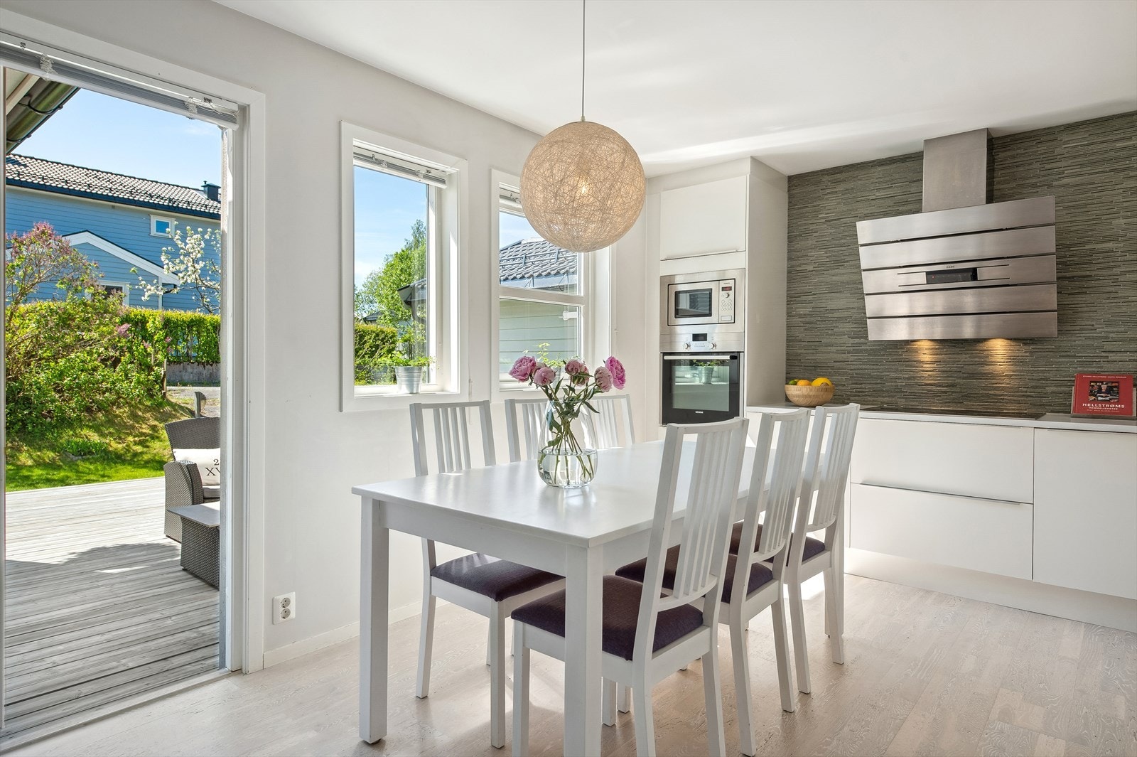 Fra kjøkkenet er det utgang til terrasseplatting og hage Galleribilde
