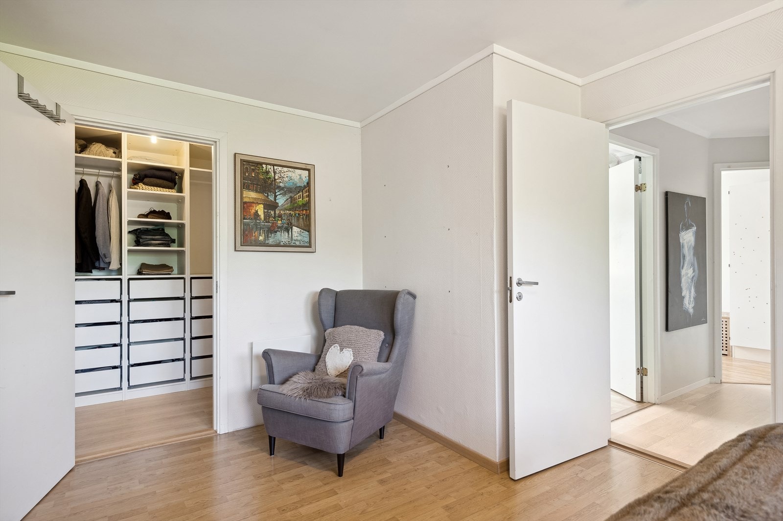 Soverom II med inngang til walk-in-closet Galleribilde