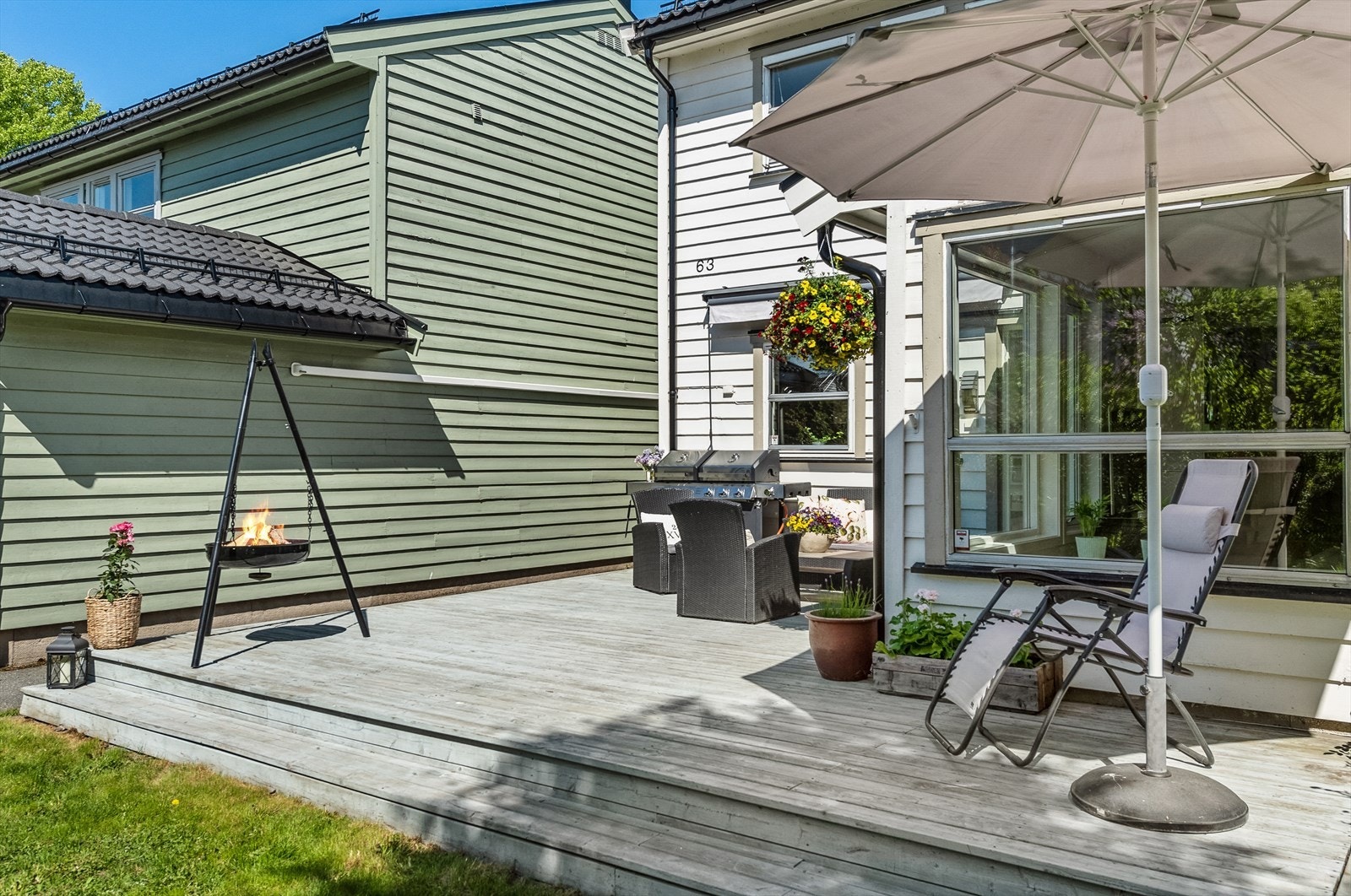 På baksiden av boligen er det hage med plass til eksempelvis trampoline Galleribilde