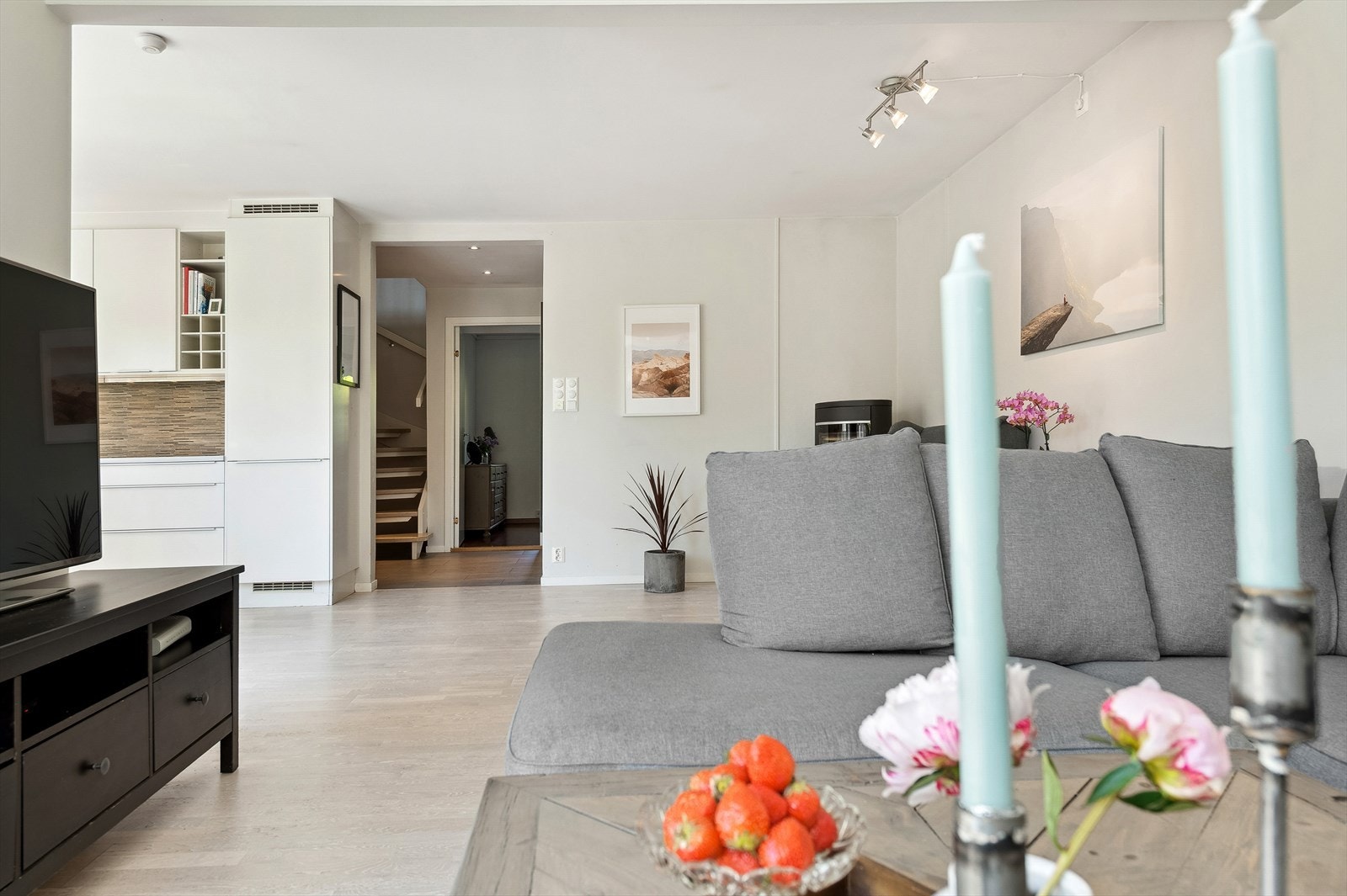 Stuen er lysmalt med parkett på gulv Galleribilde