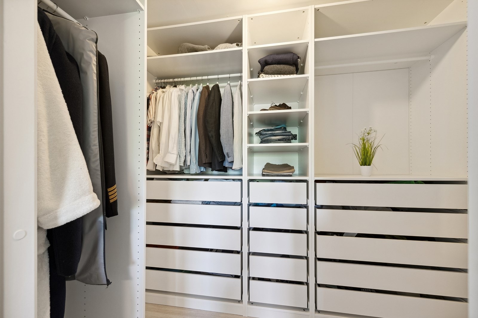 Walk-in-closet med PAX innredning Galleribilde