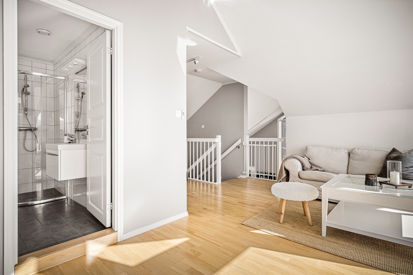 I tilknytning til loftstuen finner vi boligens andre bad. Galleribilde