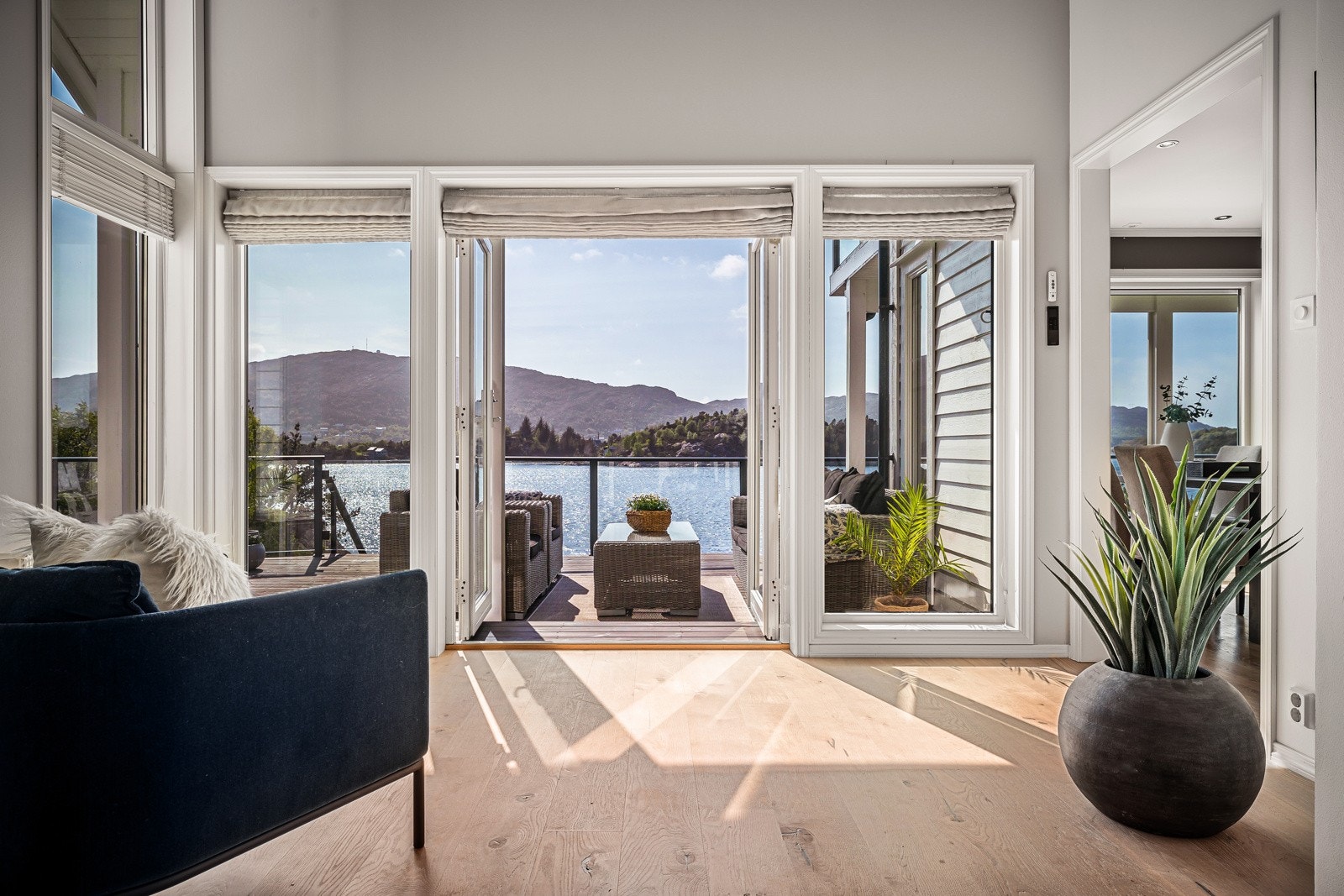 Fra stuen er det doble terrassedører ut på terrassen. Galleribilde