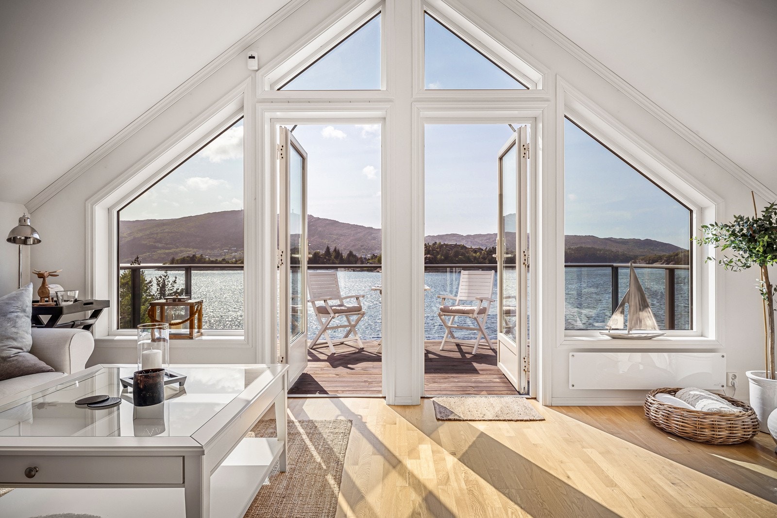 Opp i andre etasje åpner det seg opp til en fantastisk loftstue med takhøye vinduer og terrassedører som leder ut på en altan. Galleribilde