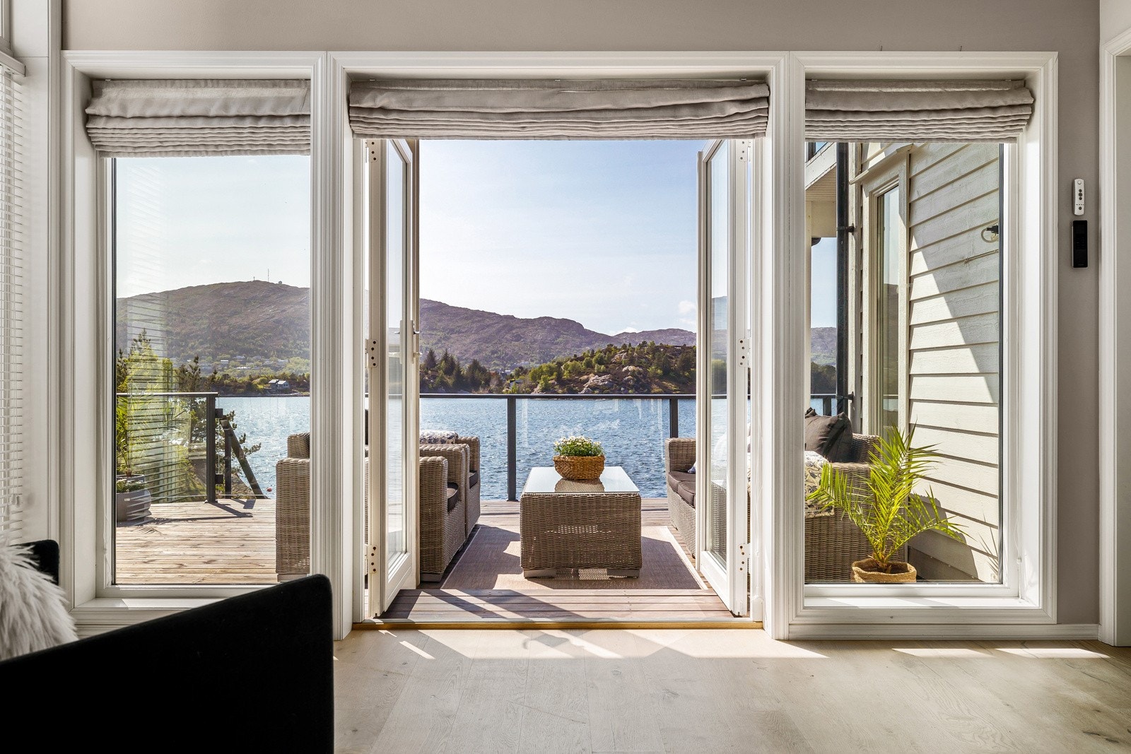 Legg merke til at alle vinduene har montert innvendig solskjerming som medfølger i handelen. Galleribilde