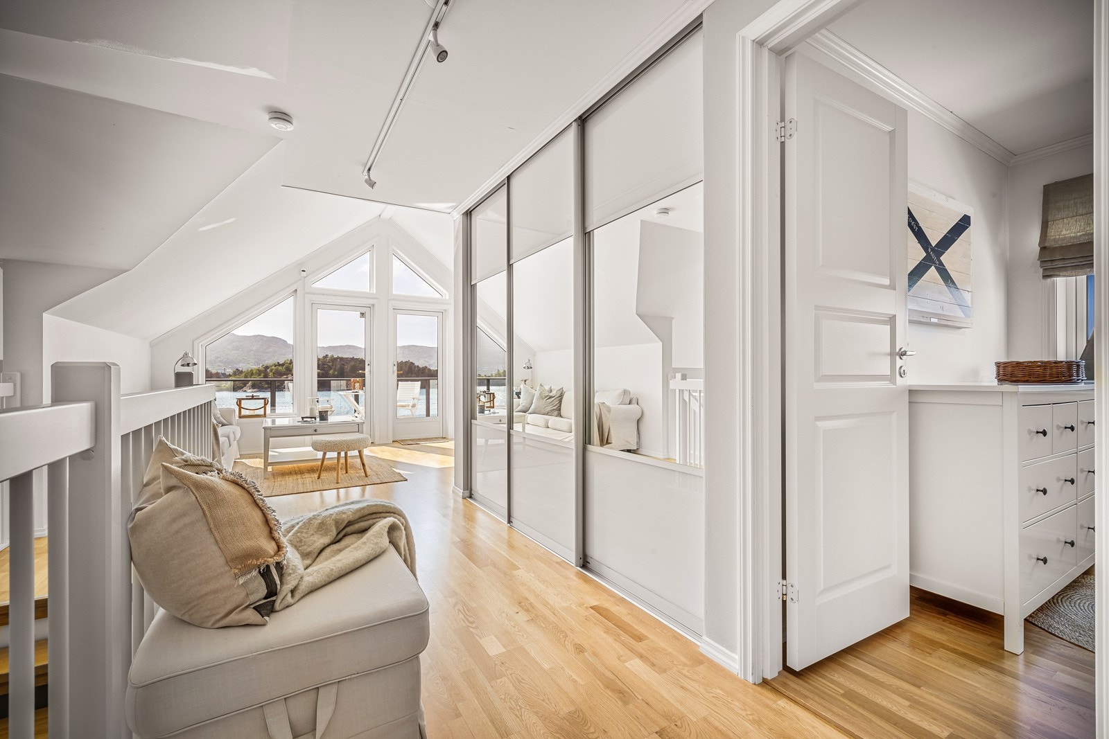 I gangen er det en stor og praktisk skyvedørsgarderobe. Galleribilde