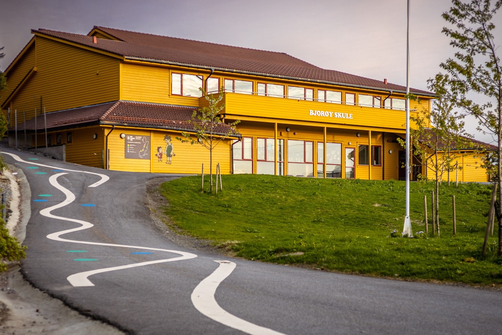 Fra eiendommen er det ca. 10 minutters gange til skole og barnehage på trygg vei via skogssti. Galleribilde