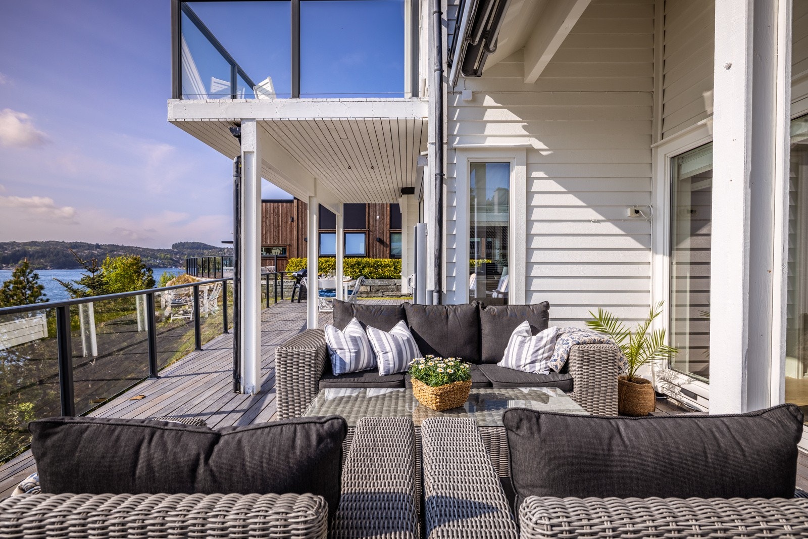 Fantastisk herlig terrasse i front av huset, som blir en naturlig forlengelse av stuen på fine sommerdager. Galleribilde