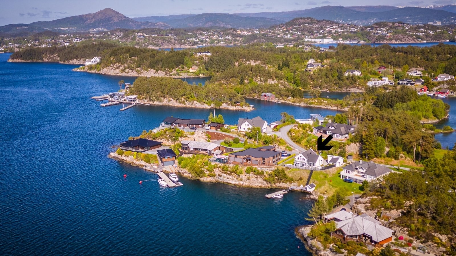 Eiendommen har en nydelig beliggenhet i naturskjønne omgivelser. En fantastisk plass for en familie eller voksne som ønsker en rolig tilværelse. Galleribilde
