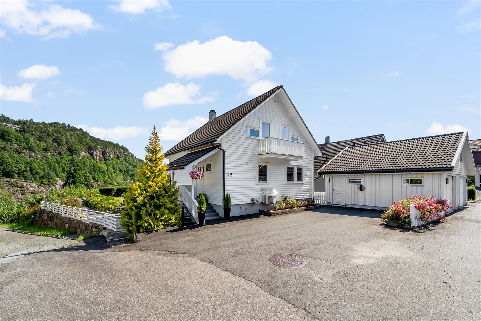 Stort gårdsrom med god plass til parkering i tillegg til garasje. Galleribilde