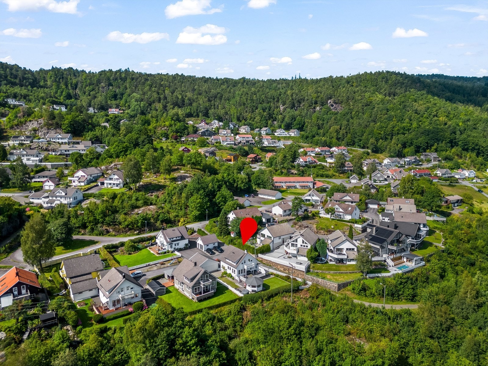 I nærheten finner du populære Søylandsheia med et rikt turstinett, lysløype, badeplass og utsiktspunkt. Galleribilde