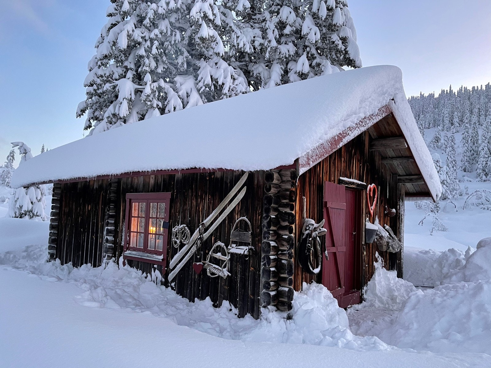 Fløtterudsætra er et eldorado for deg som er glad i å gå på ski! Vinterstid går det preparert skiløype rett forbi. Dette er imidlertid ikke et område med mange brukere av løypene. Du får sporet for deg selv! Galleribilde