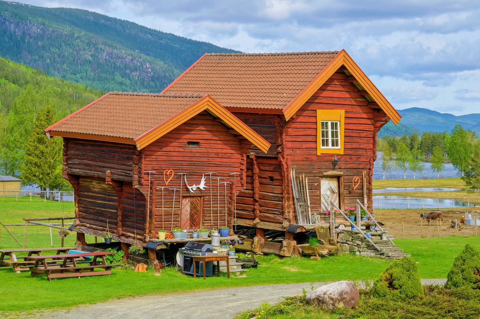 Gården har to meget velholdte, vakre stabbur som minner oss om hvor gammel Fløtterud gård er. Stabburene er fra 1600 og 1800-tallet. Galleribilde