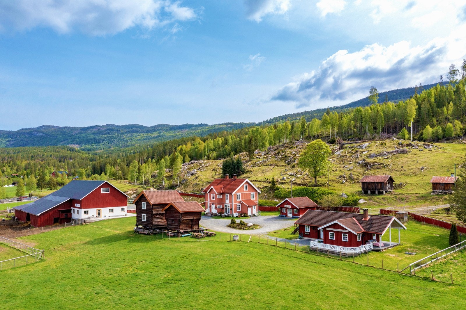 Vakkert gårdstun med velstelte bygninger, innmark og beiter samlet rundt gårdstunet. Gårdstunet er flatt og luftig. Det er rikelig med parkeringsplasser utenfor selve inntunet. Galleribilde
