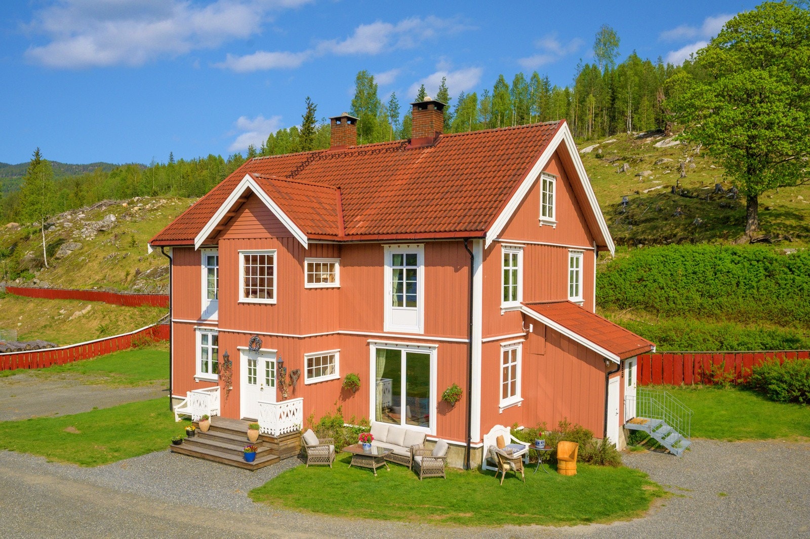 Her kan du nyte stillheten, soloppgangen eller solnedgangen i eget gårdstun! Galleribilde