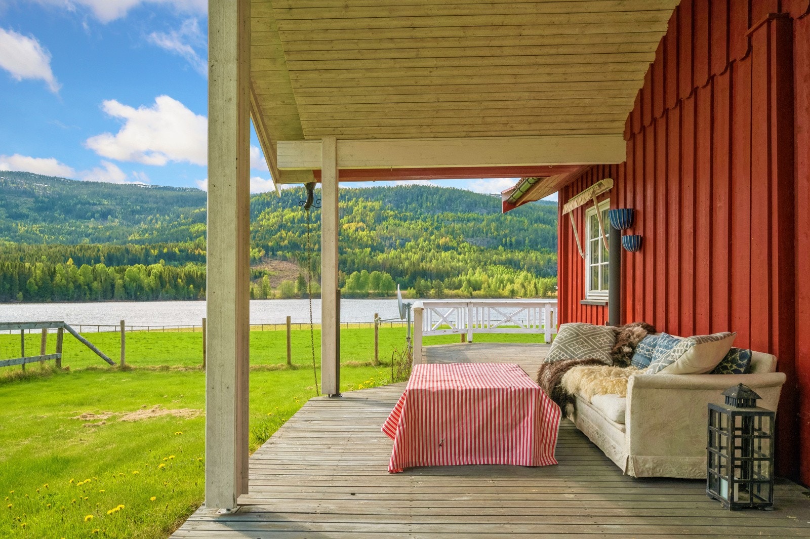 Kårboligen har stor terrasse på 50 kvm. Store deler av terrassen er overbygget. Fra terrassen mot sør og vest er det en utrolig vakker utsikt og en nærhet til elven. Sol fra morgen til kveld. Boligen har hage og grønnsakshage som er skjermet for innsyn. Galleribilde